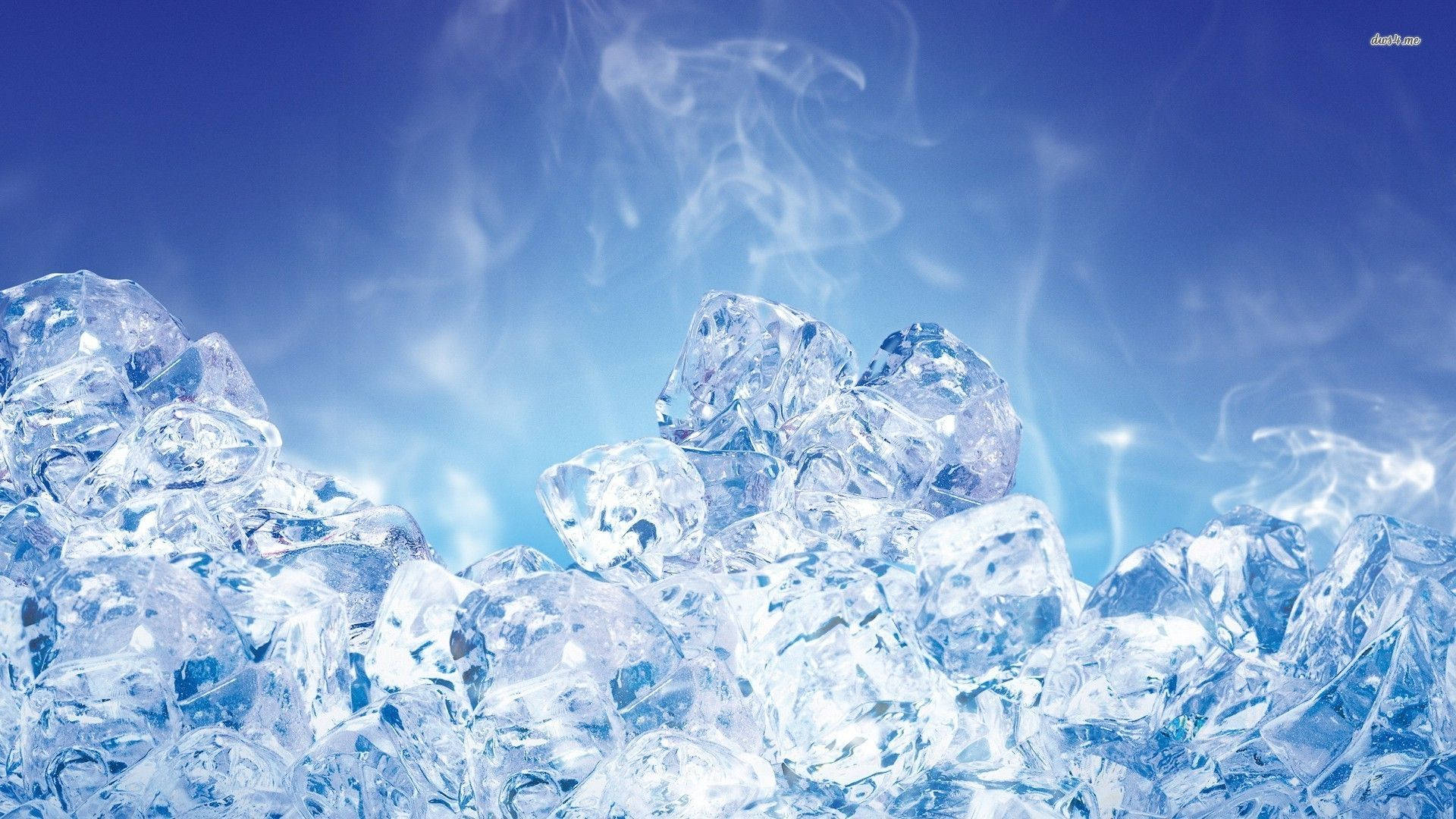 一堆冰塊，霧氣在藍天背景下升起。