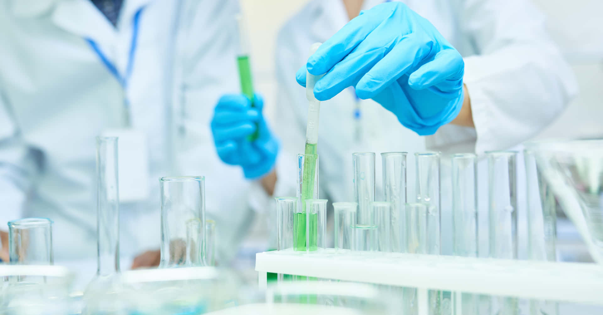 科學家在實驗室中處理試管中的綠色液體