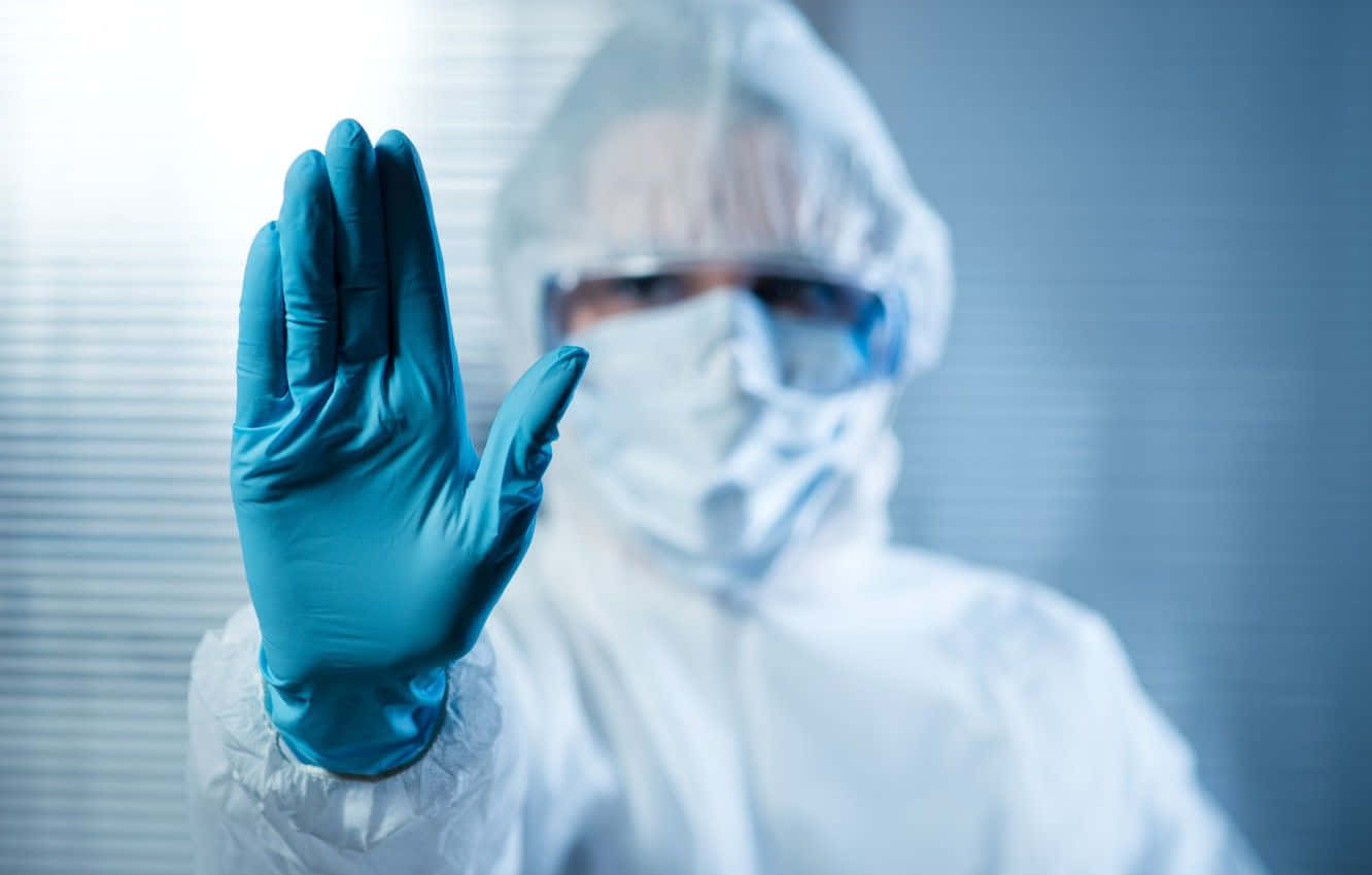 穿著防護服的醫護人員舉手示意停止