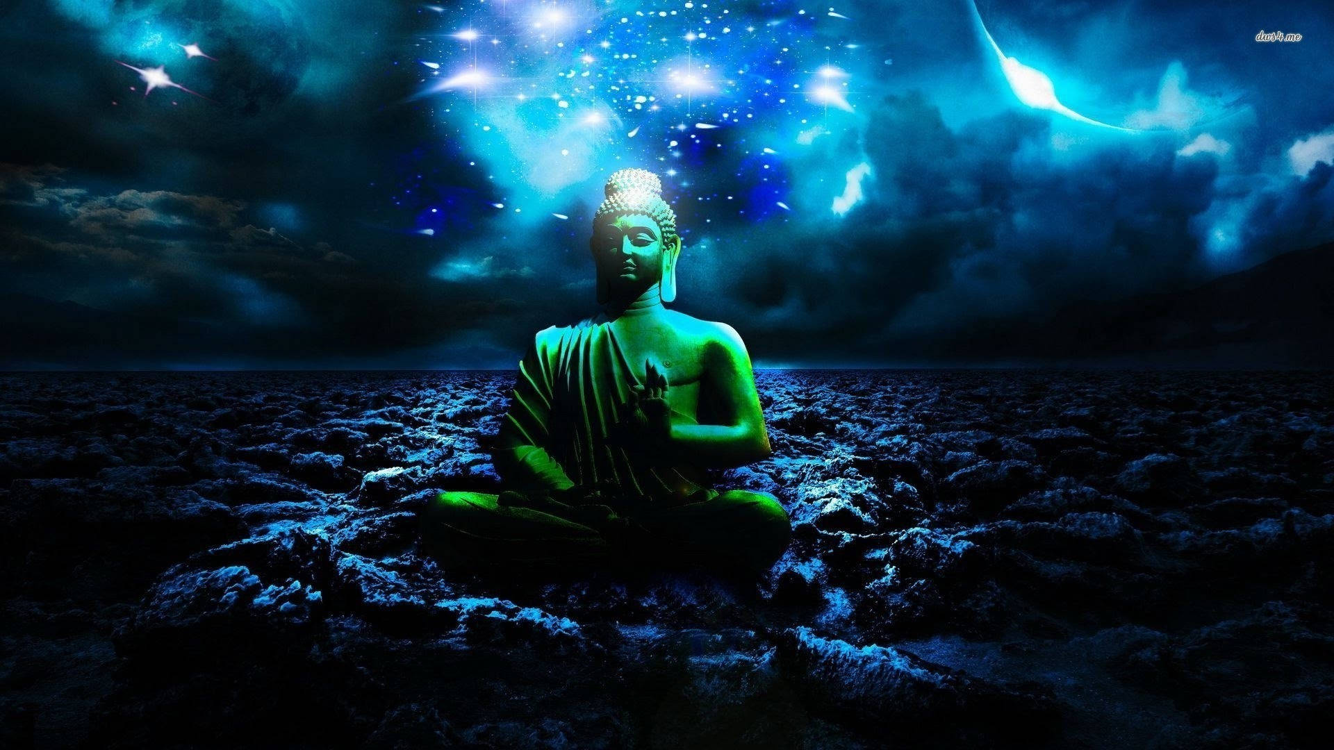 寧靜之魂——佛陀莊嚴冥想 壁紙 — 一尊發光的綠色佛像在佈滿星星和新月的宇宙藍天下，在岩石海岸上寧靜地冥想。
