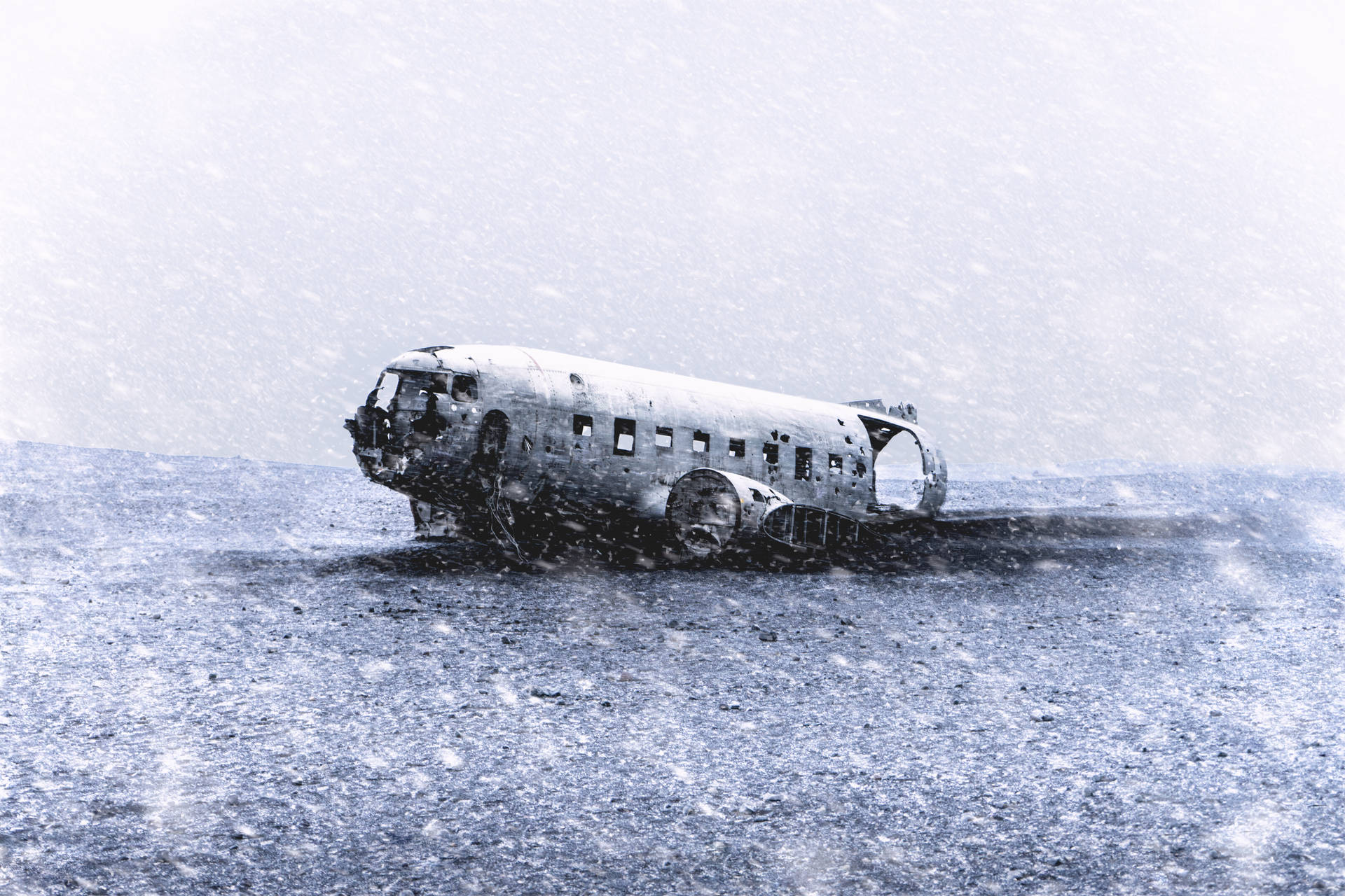 暴風雪中被雪掩埋的廢棄飛機機身。