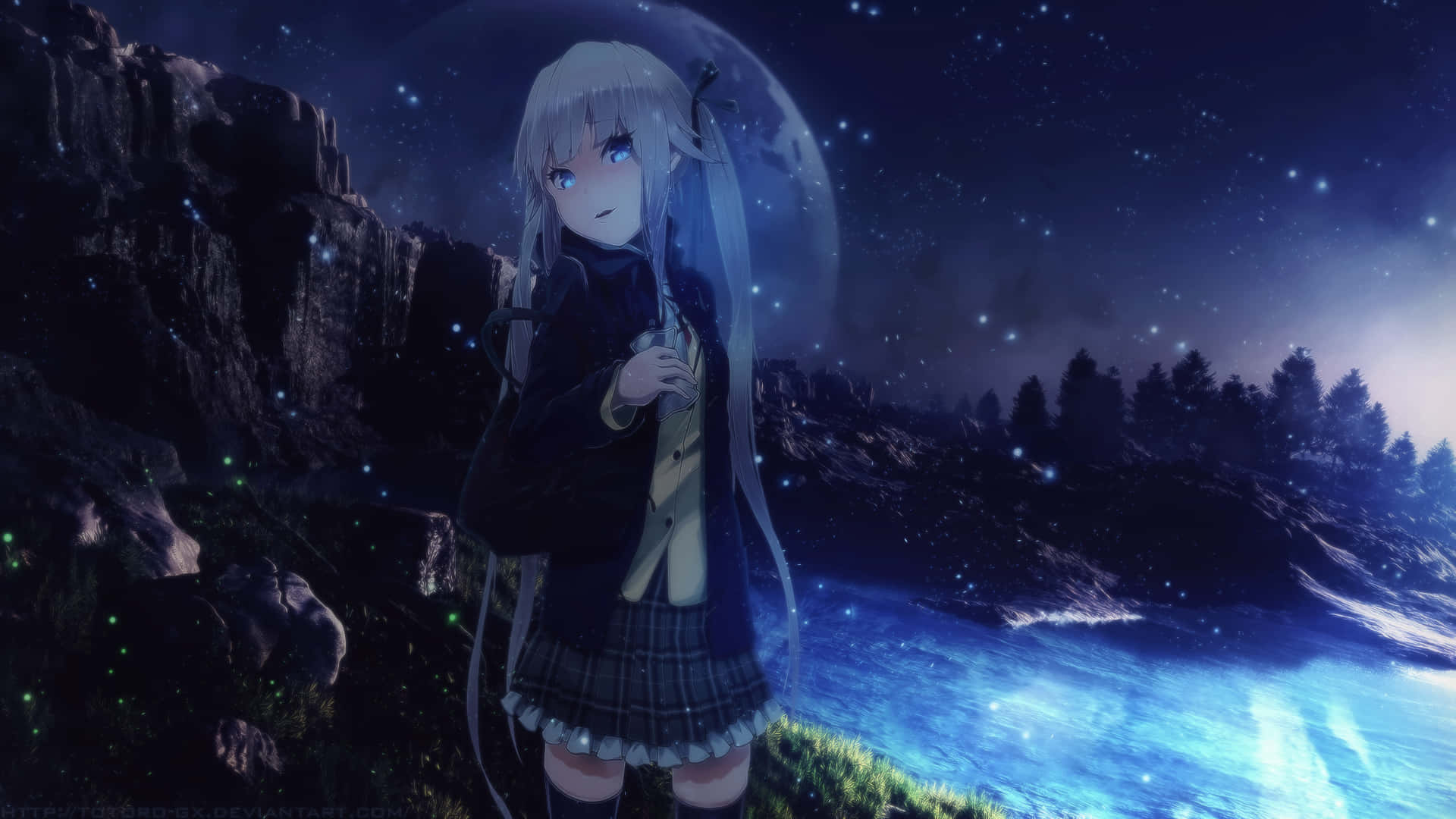寧靜動漫藍湖 壁紙 — 一位銀髮動漫女孩穿著校服，站在星空夜空下發光的藍色河流旁，有一輪巨大的月亮。