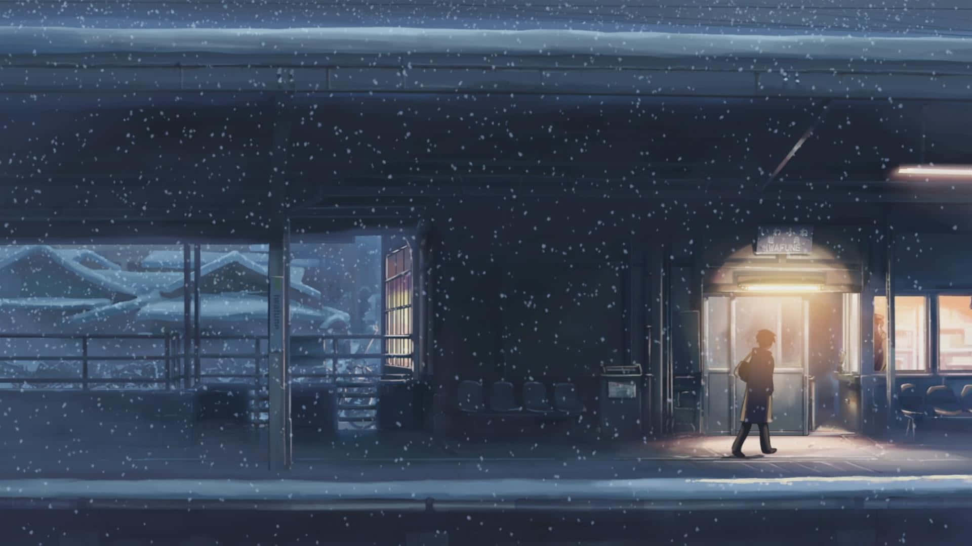 寧靜動漫飄雪風景 壁紙 — 一個孤獨的身影在夜晚走過被雪覆蓋的火車站，雪花飄落，被溫暖的室內燈光照亮。