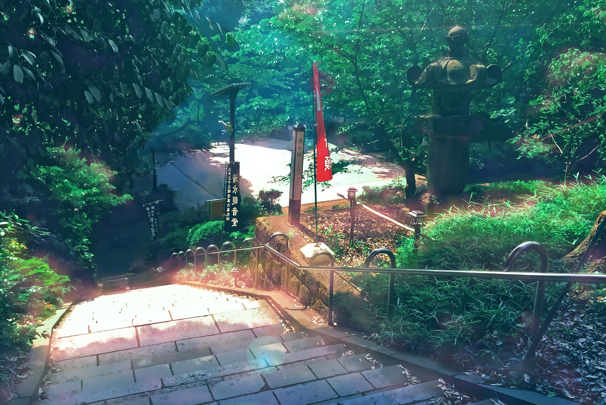 寧靜動畫公園風景 壁紙 — 陽光穿過茂密的綠樹，照亮了一條通往傳統日本神社入口的石徑。