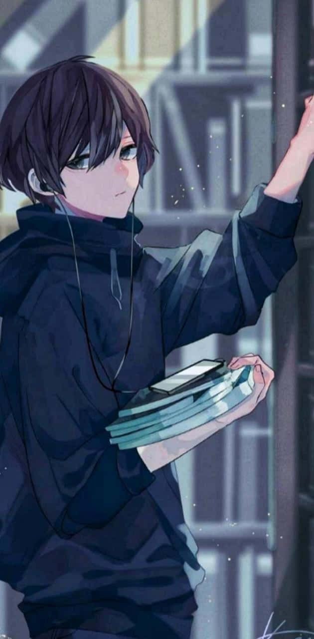 寧靜動畫男孩與書籍收藏 壁紙 — 一個穿著深色連帽衫的年輕動漫男孩，在雨中的城市環境中靠著欄杆，拿著書本和手機。