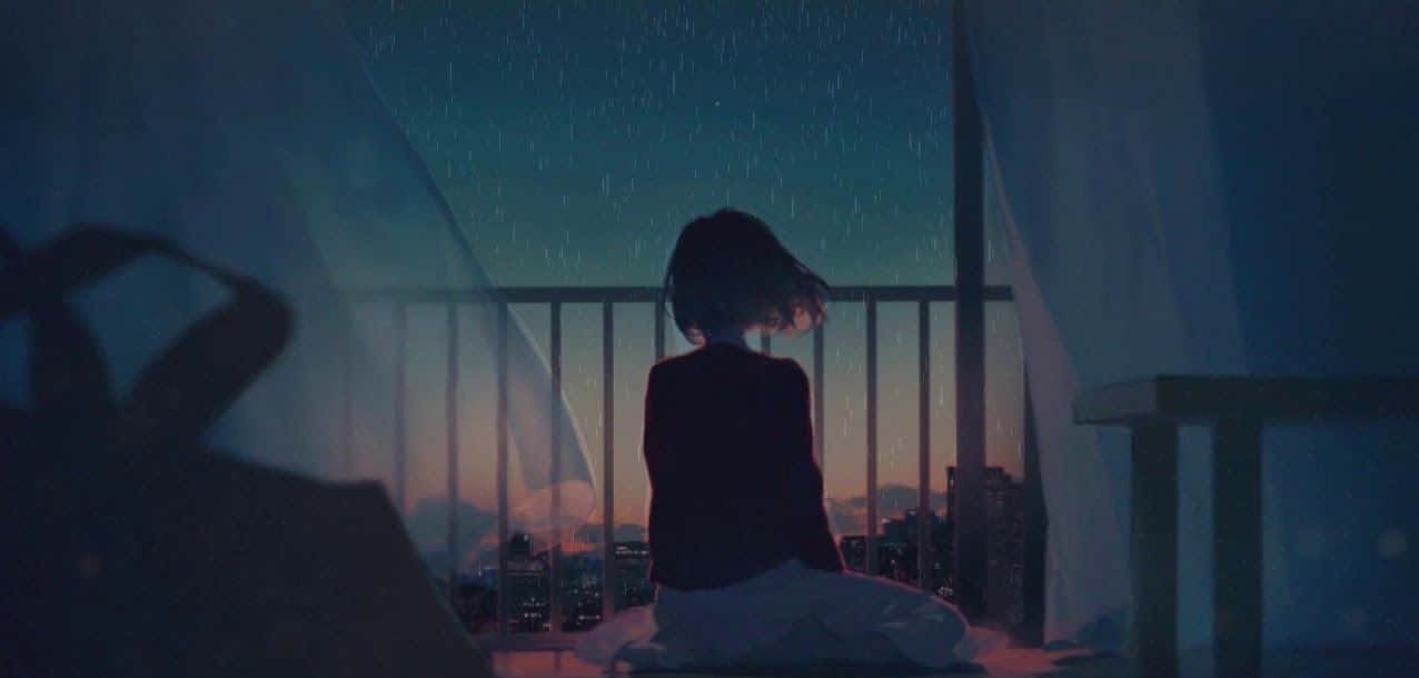 寧靜動畫雨景 壁紙 — 一個孤獨的身影坐在陽台上，在黃昏時分看著雨水落在下方燈火輝煌的城市景觀上。