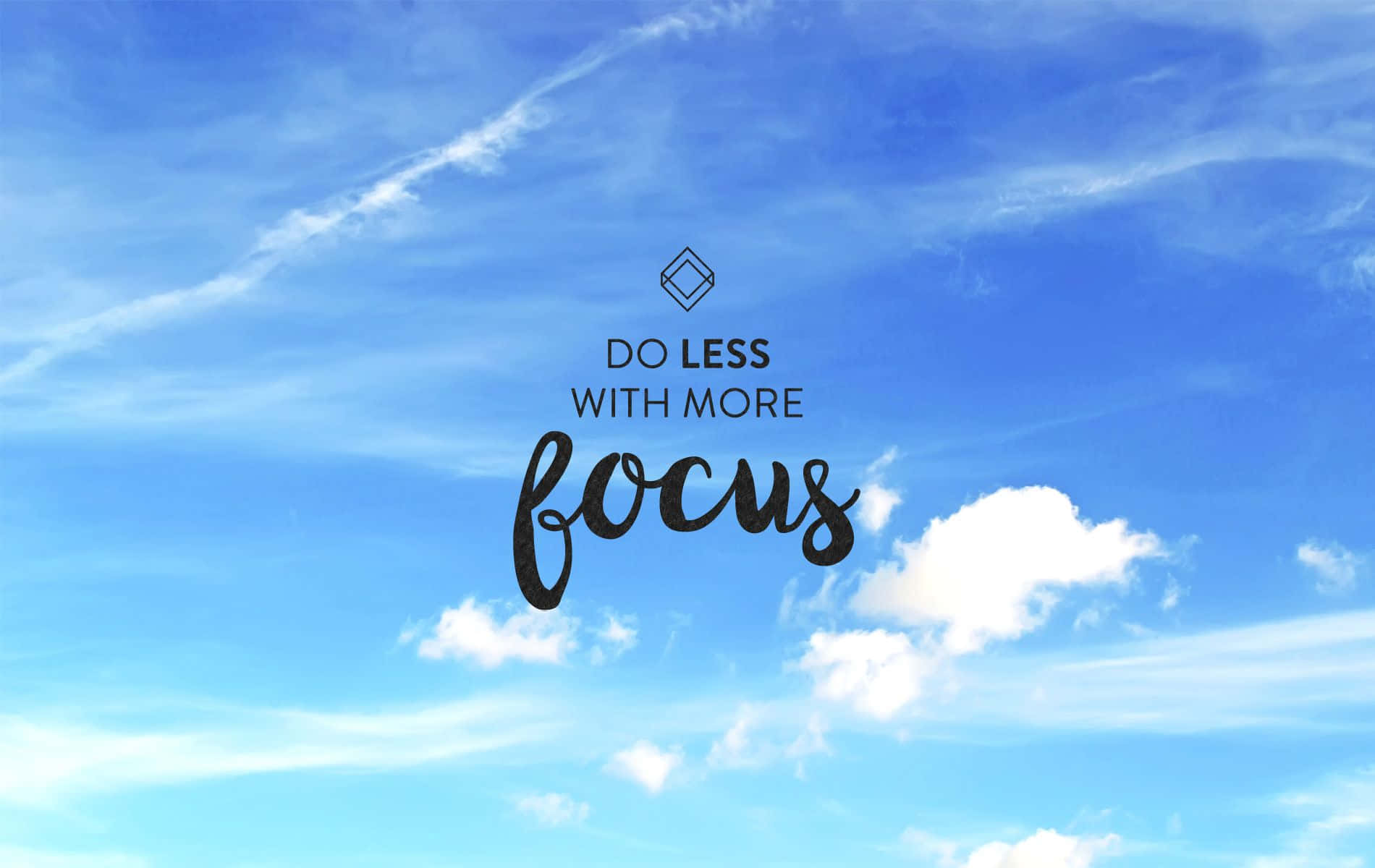 Focus 桌布 壁紙 — 寧靜嘅藍天有薄薄嘅雲，用優雅嘅黑色字體顯示激勵語句「用更多專注做更少嘅事」。