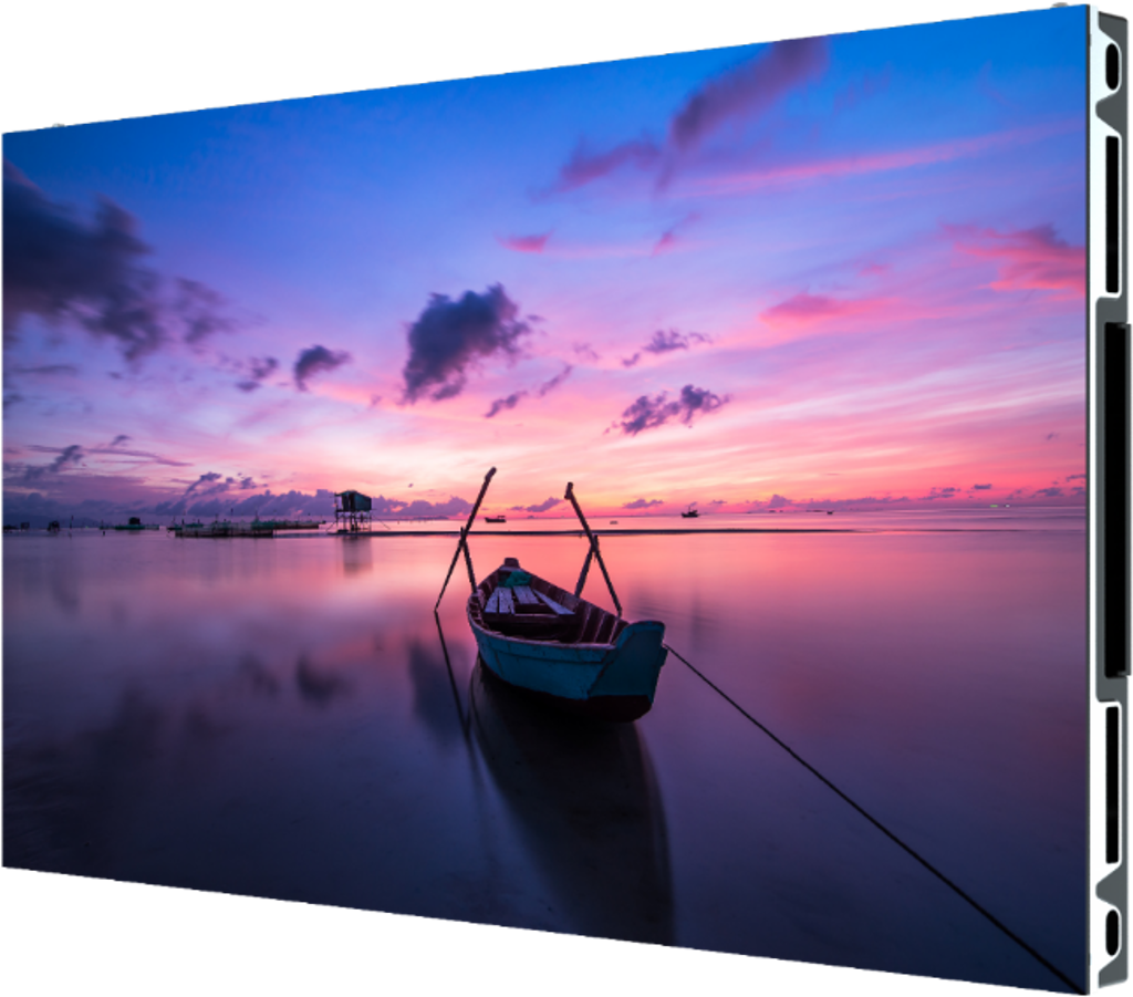 寧靜夕陽小舟景 壁紙 — 一艘孤獨的藍色小船在平靜的水面上，在充滿活力的粉紅紫色日落天空下，有散落的雲朵。