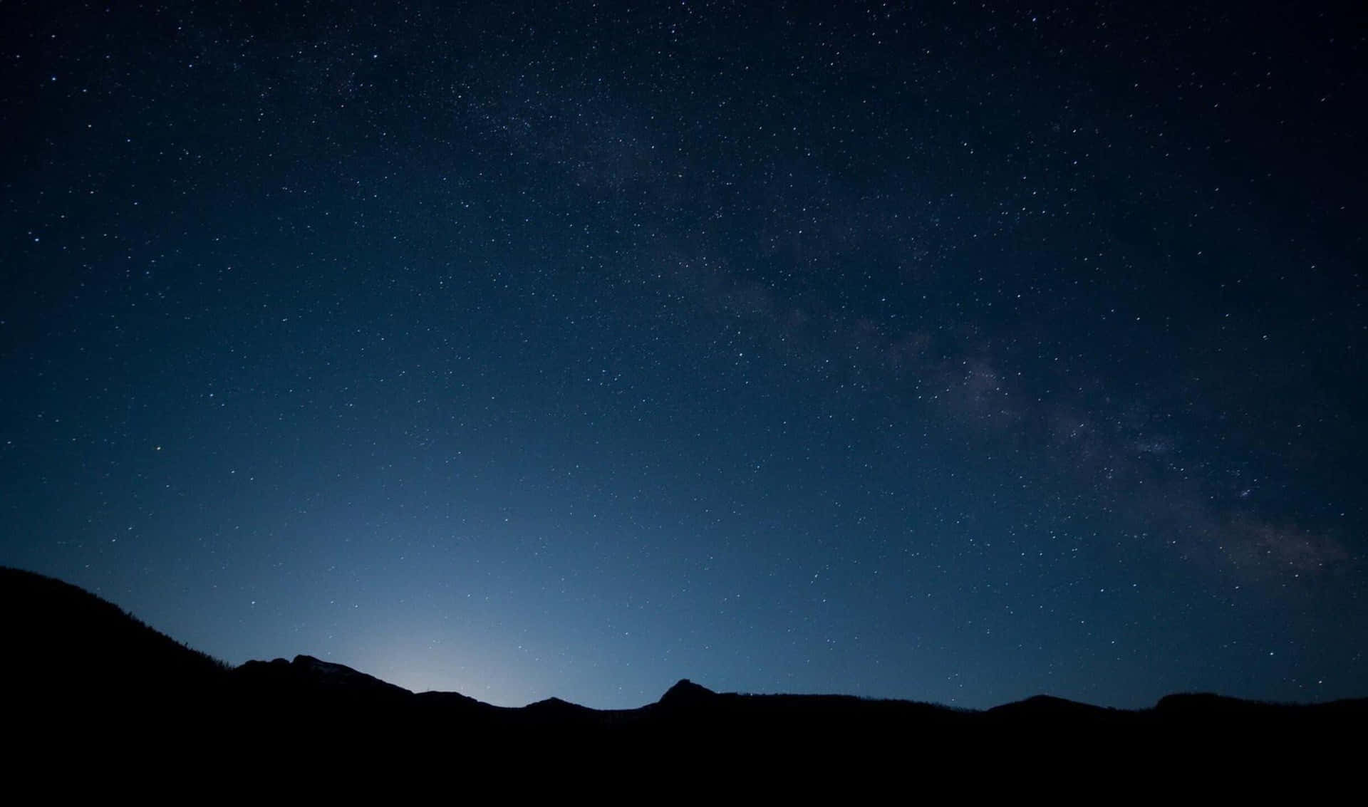 在星空下，銀河可見的輪廓山脈。