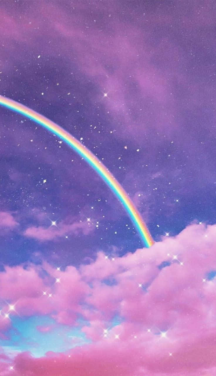 一道發光的彩虹延伸在佈滿星星的紫色天空上，伴隨著粉紅色的雲朵。