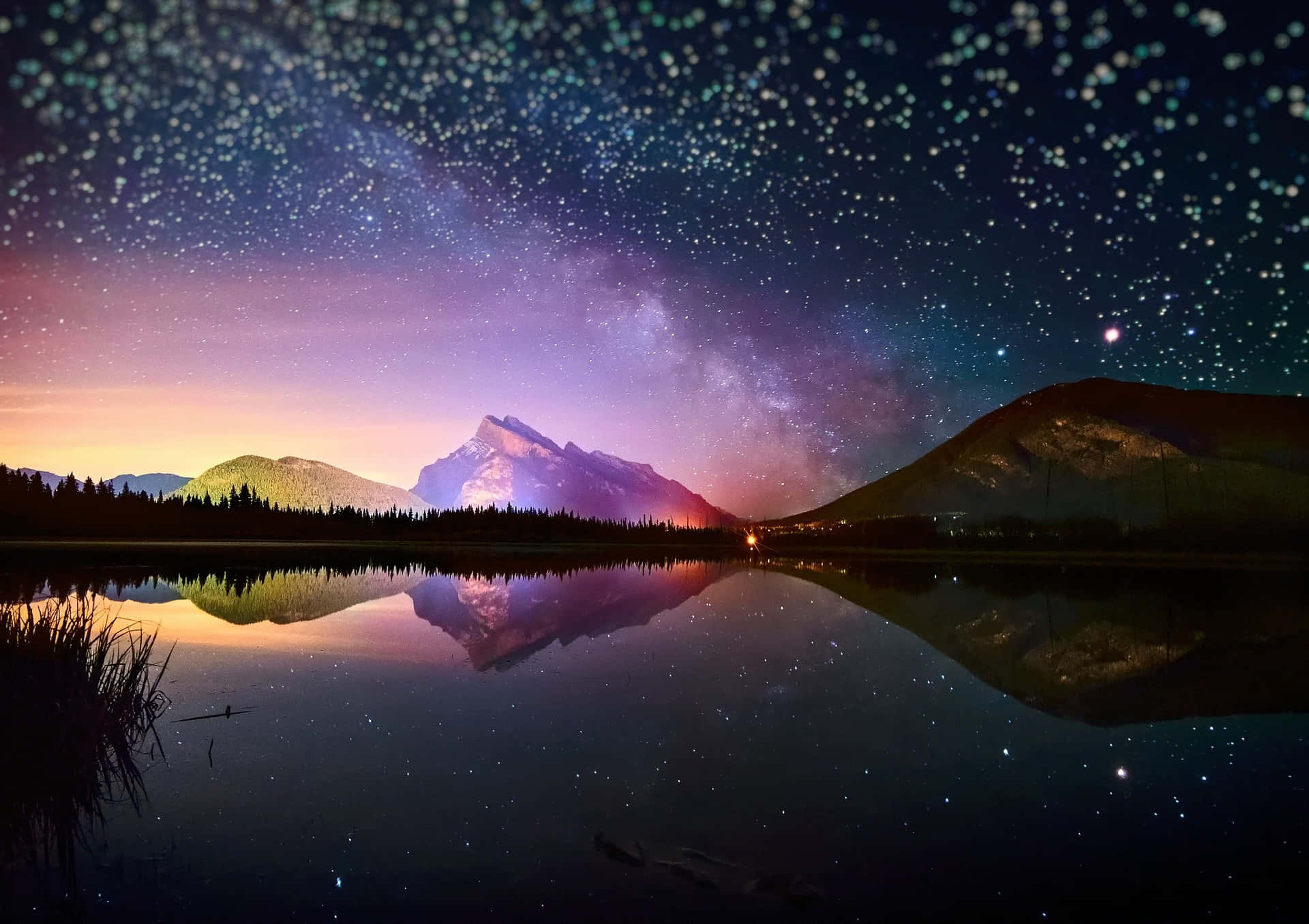 星空之夜，銀河倒映在山中湖