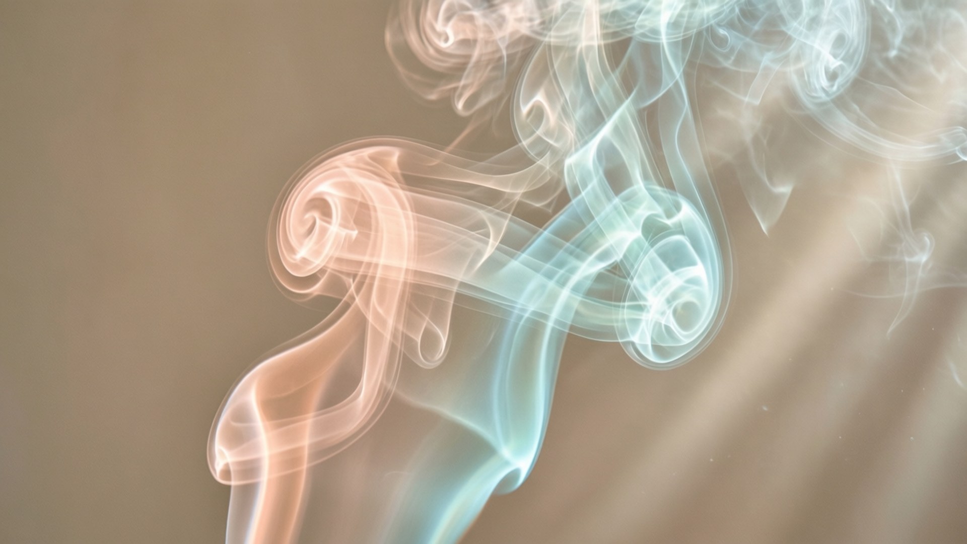 寧靜桃色煙霧 壁紙 — 柔和蜜桃色和青色調的縹緲煙霧漩渦，在柔和米色背景上伴隨著溫柔光線。