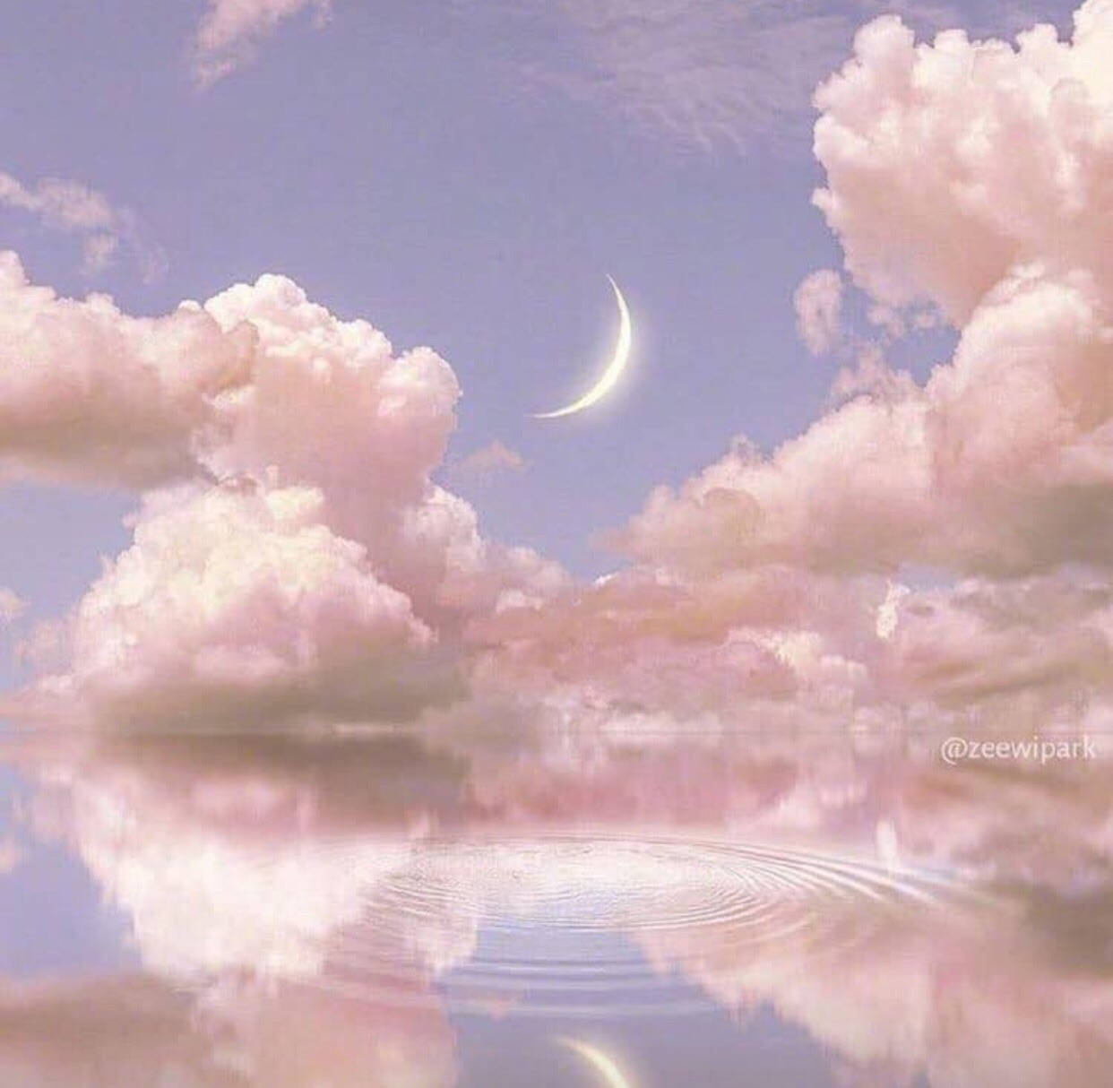 寧靜水面倒映壯麗雲影 壁紙 — 寧靜的暮色天空，柔和的粉紅雲朵和閃爍的彎月倒映在平靜的水面上，泛起輕柔的漣漪。