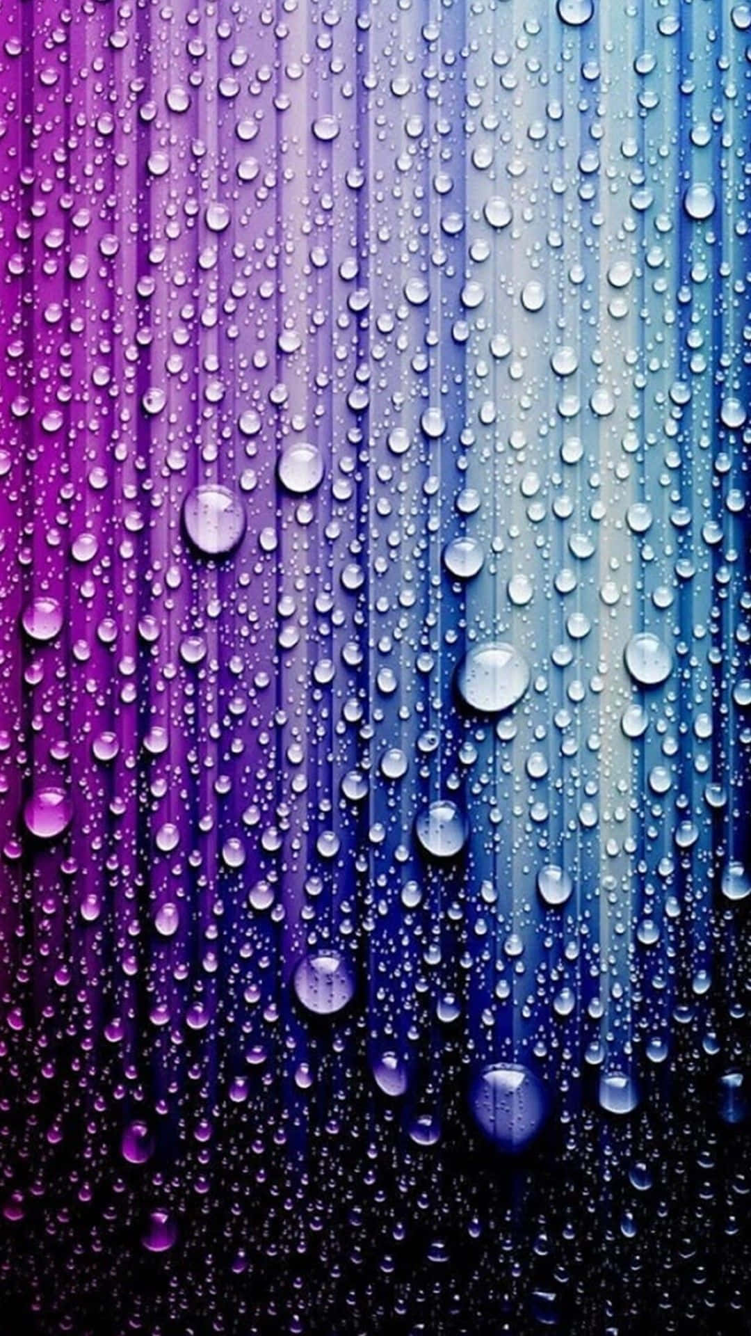 玻璃上的雨滴，紫色到藍色漸變背景