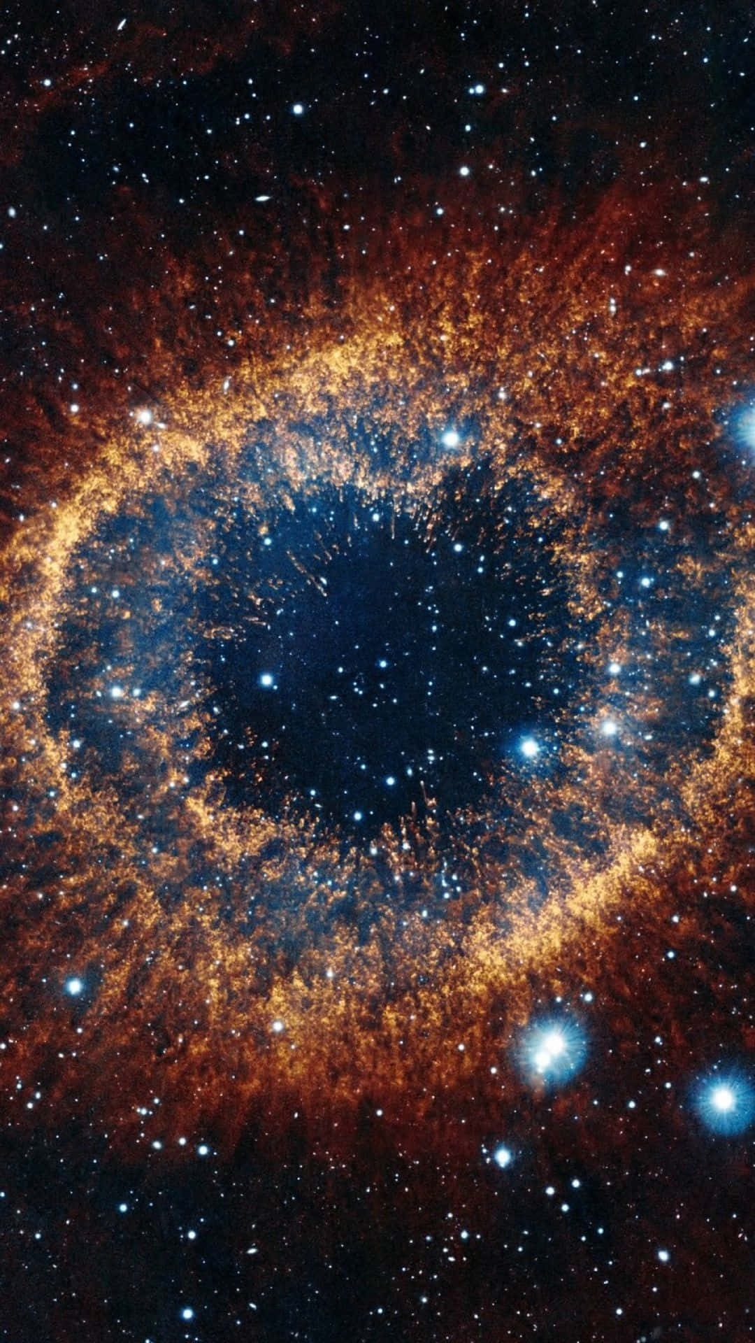寧靜海景與棕櫚樹 壁紙 — 一個宇宙星雲，熾熱的橙色觸手圍繞著一個點綴著明亮恆星的深藍色中心旋轉。