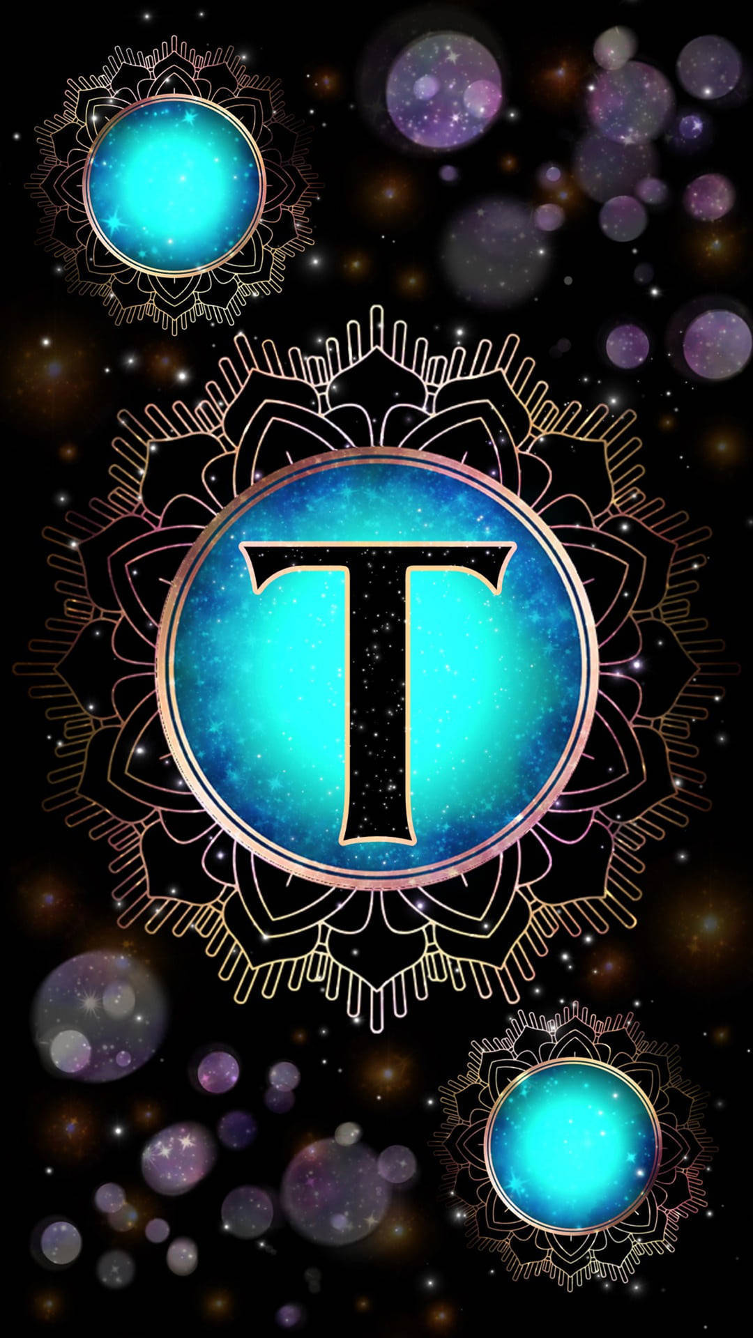 寧靜海灘上的壯麗日落 壁紙 — 一個宇宙曼陀羅設計，中心有一個發光的藍色「T」，周圍環繞著星狀球體和金色花絲，背景為黑暗太空。