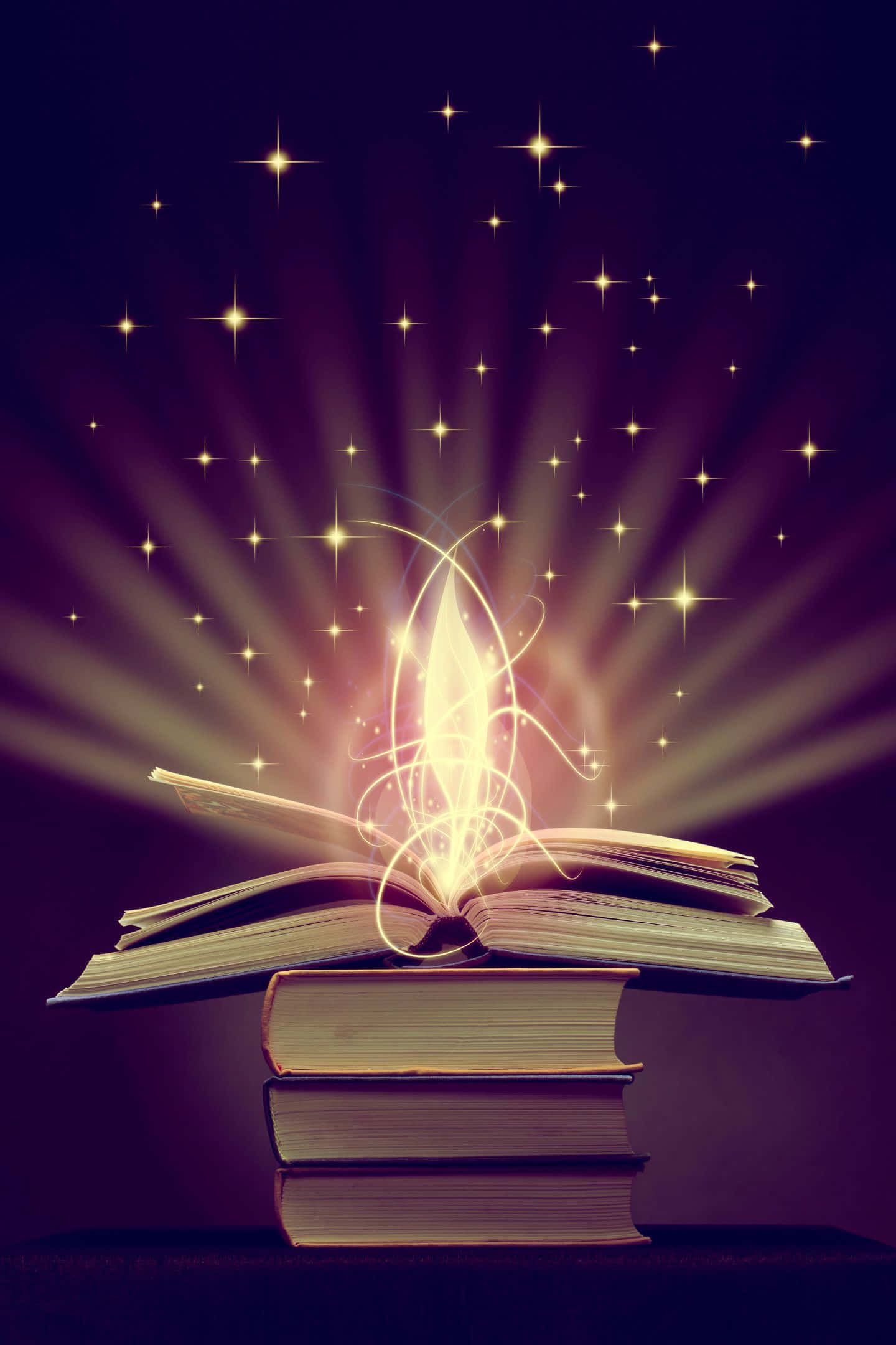 寧靜海灘日落 壁紙 — 一本打開的書放在一堆書上，在深紫色背景上散發出金色的魔法和星星。