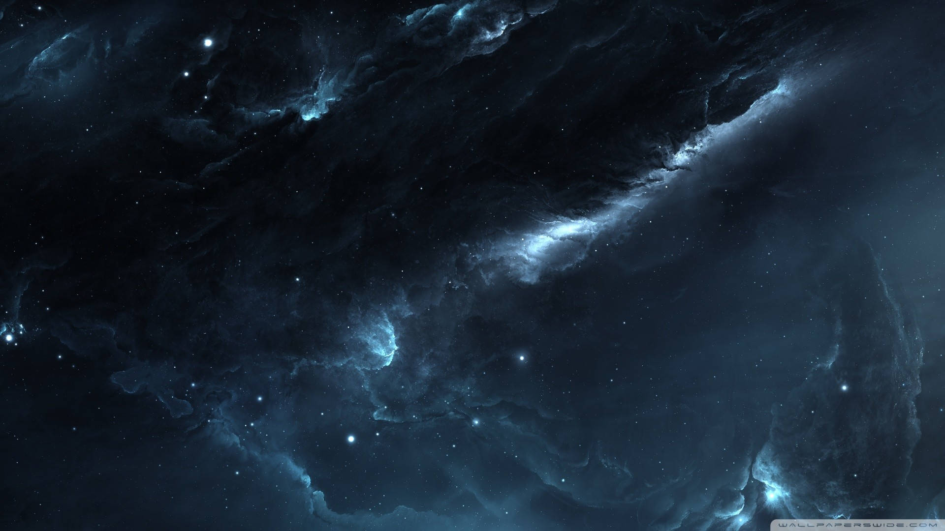 寧靜海灘日落 壁紙 — 廣闊的宇宙星雲在深空中以深藍色和發光高光在星場中旋轉。
