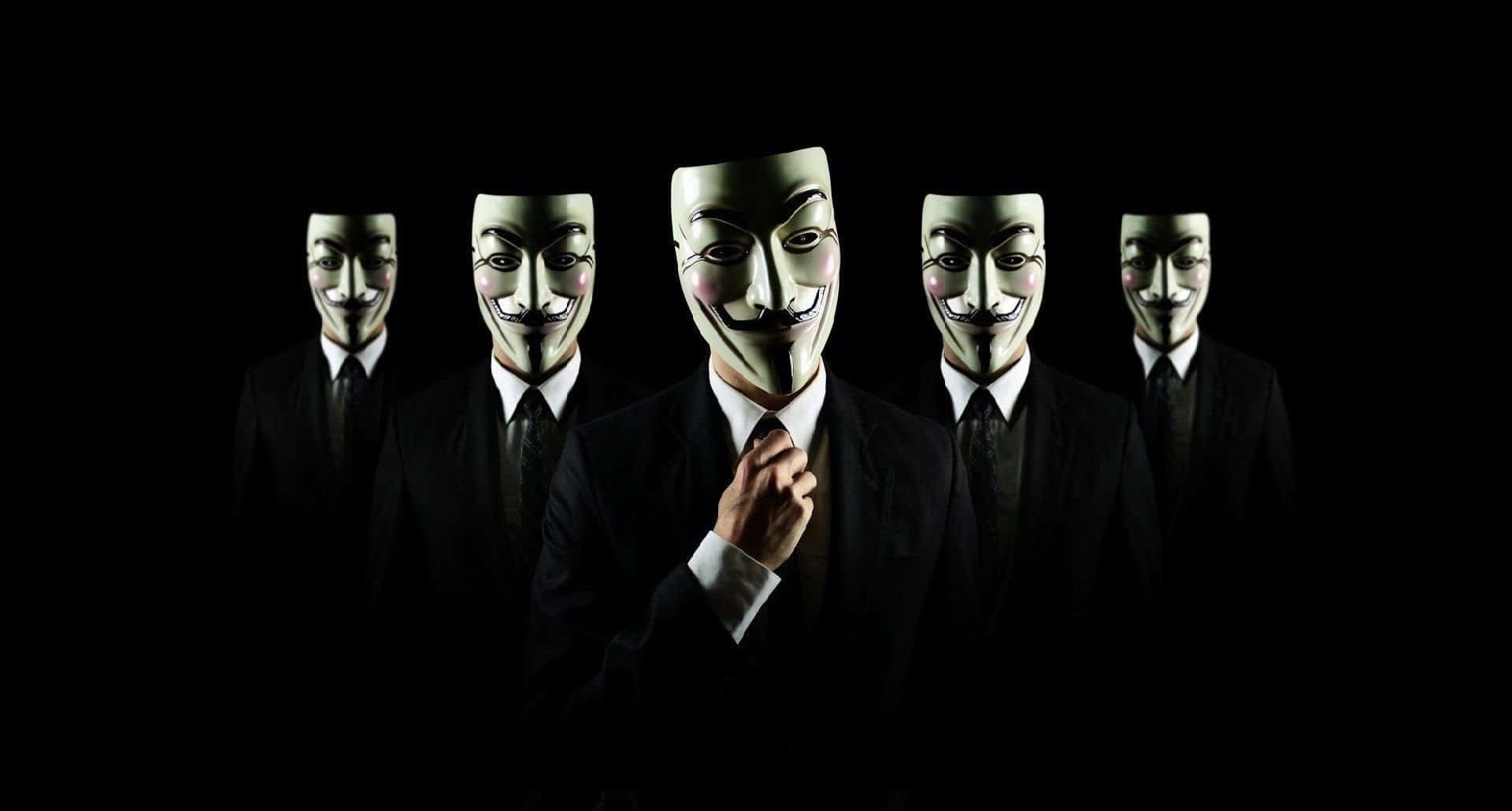五個戴面具穿西裝的人物站在黑暗中，其中一個正在調整領帶。