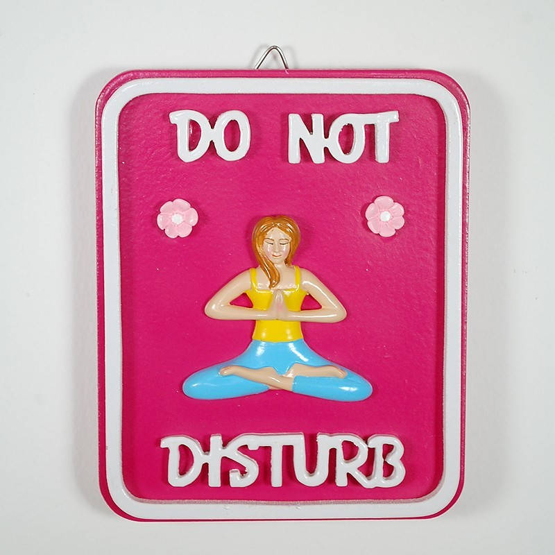 粉紅色牆飾板，上面有冥想女性和'Do Not Disturb'文字。
