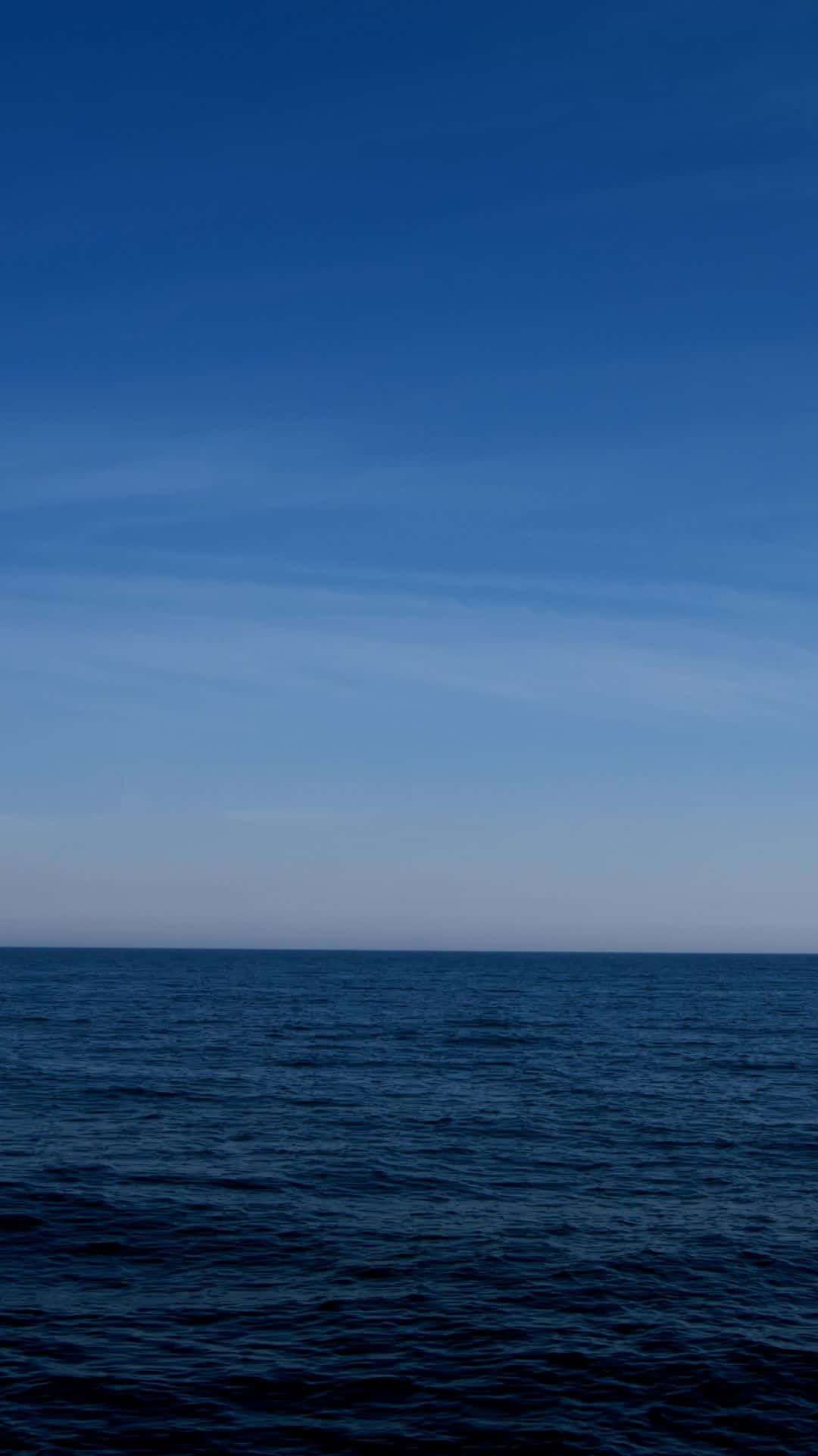 暮色天空下平靜的海洋與清晰地平線