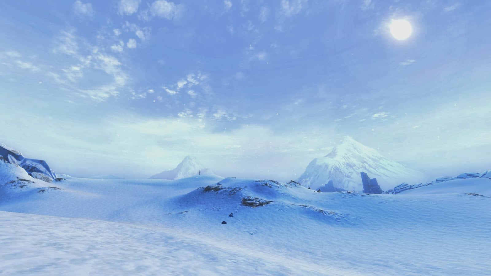 Hoth 桌布 壁紙 — 寧靜的冬季景觀，白雪覆蓋的山脈在明亮的陽光和柔和的藍天下。