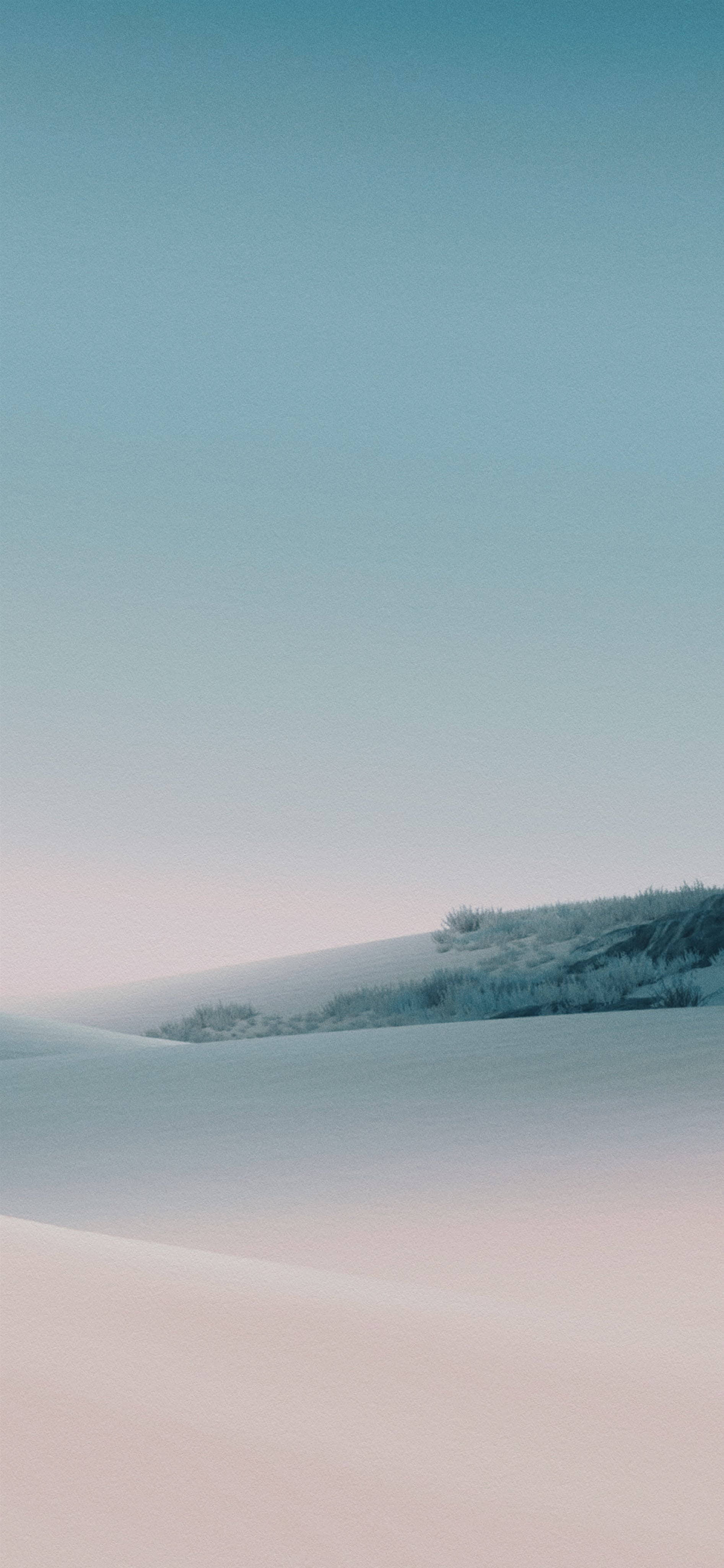 雪 桌布 壁紙 — 寧靜的冬季景觀，雪覆蓋的沙丘在柔和粉彩天空下。