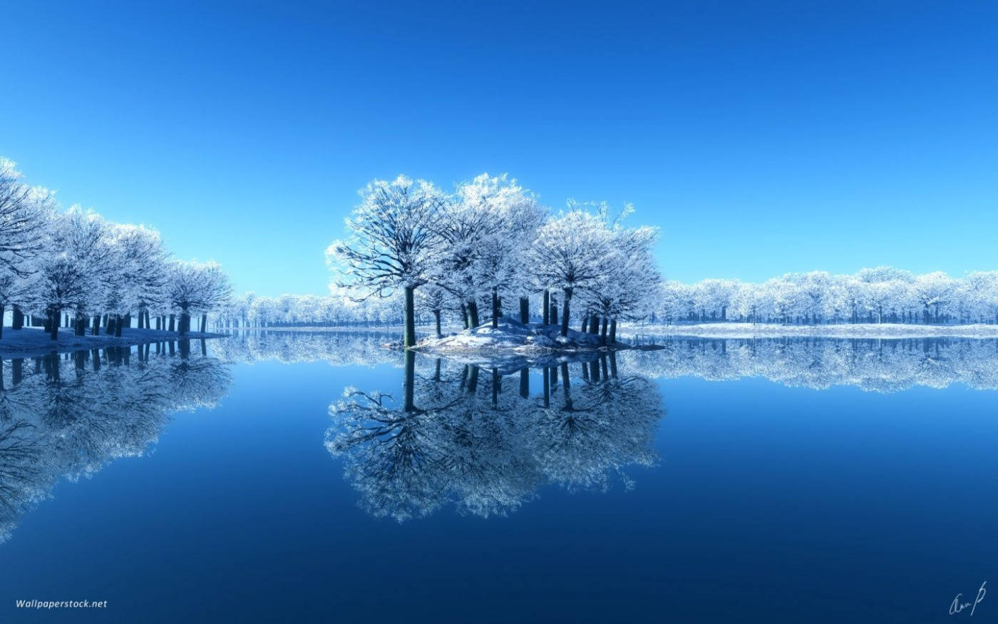 結冰的湖面，白雪覆蓋的樹木在平靜的水面上倒映，藍天之下