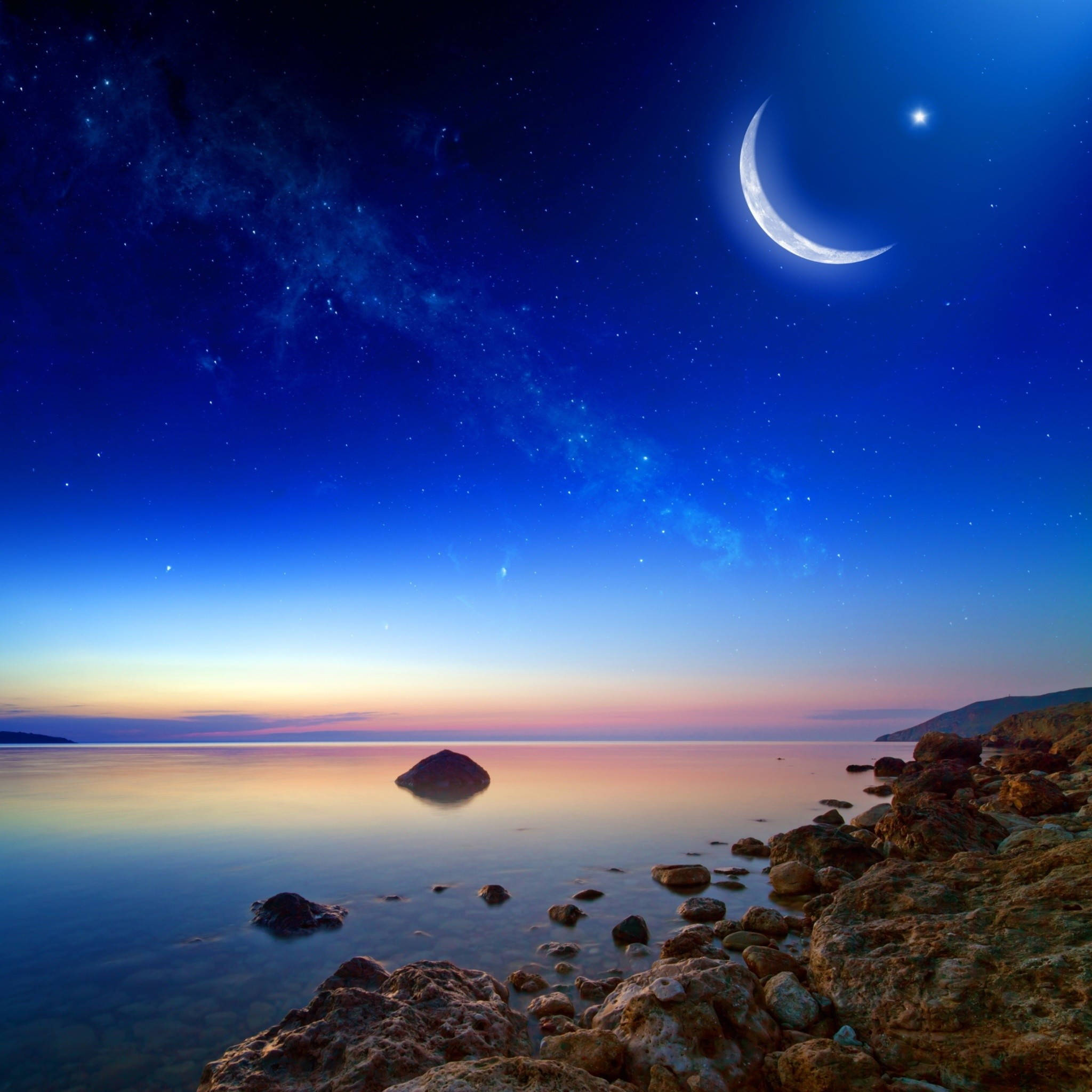 寧靜的夕陽天空 壁紙 — 寧靜的黃昏海景，新月和星星在平靜的水面和岩石海岸上方。