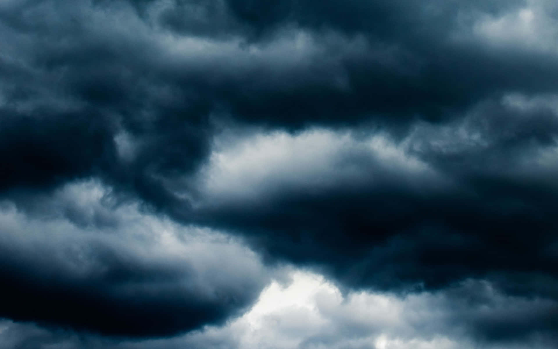 黑暗暴風雲與閃電照亮天空。