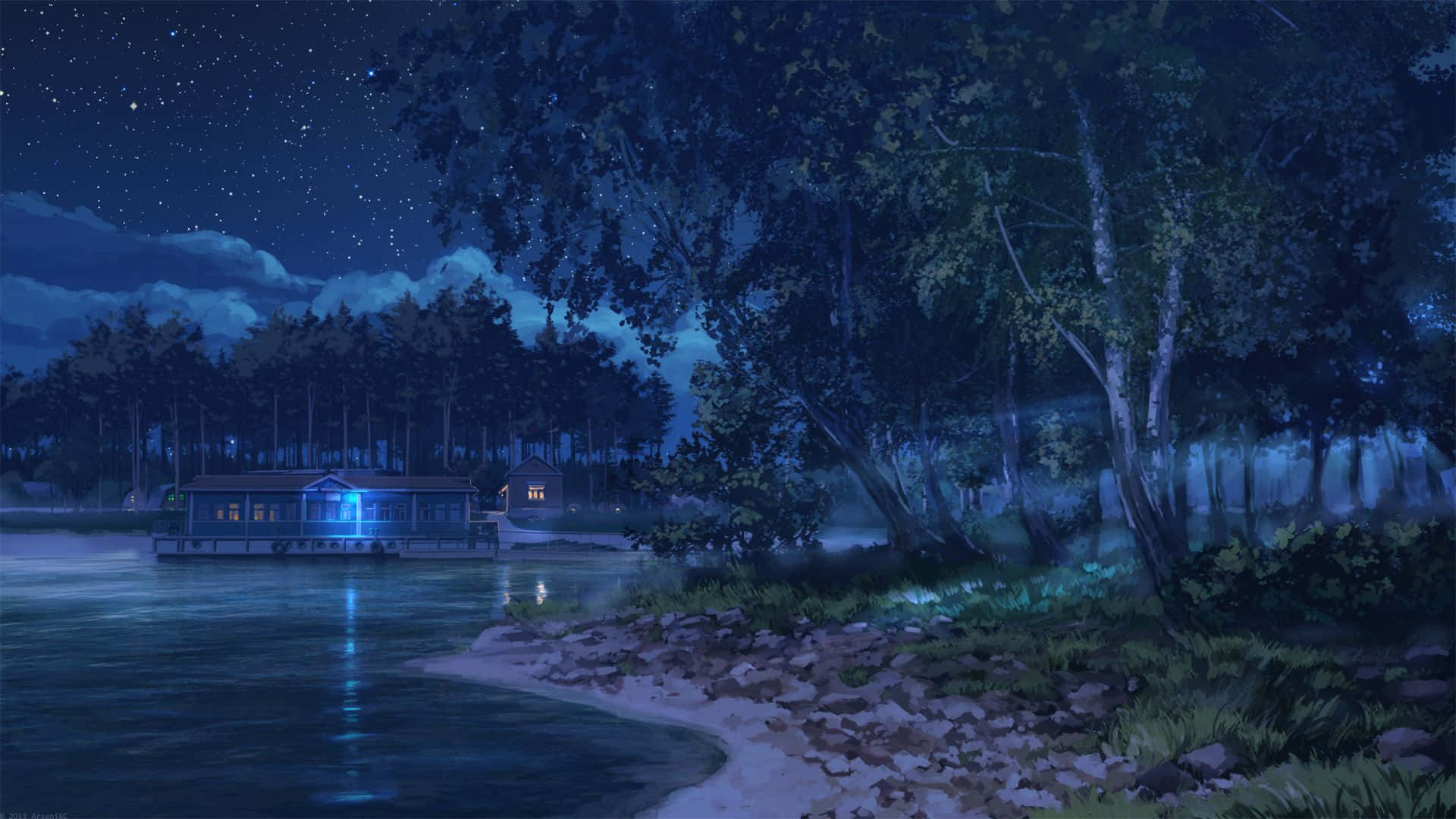靚靚動畫 桌布 壁紙 — 寧靜的夜晚場景，湖邊小屋在星空下閃耀，霧氣繚繞的樹木和平靜的水面反射著燈光。