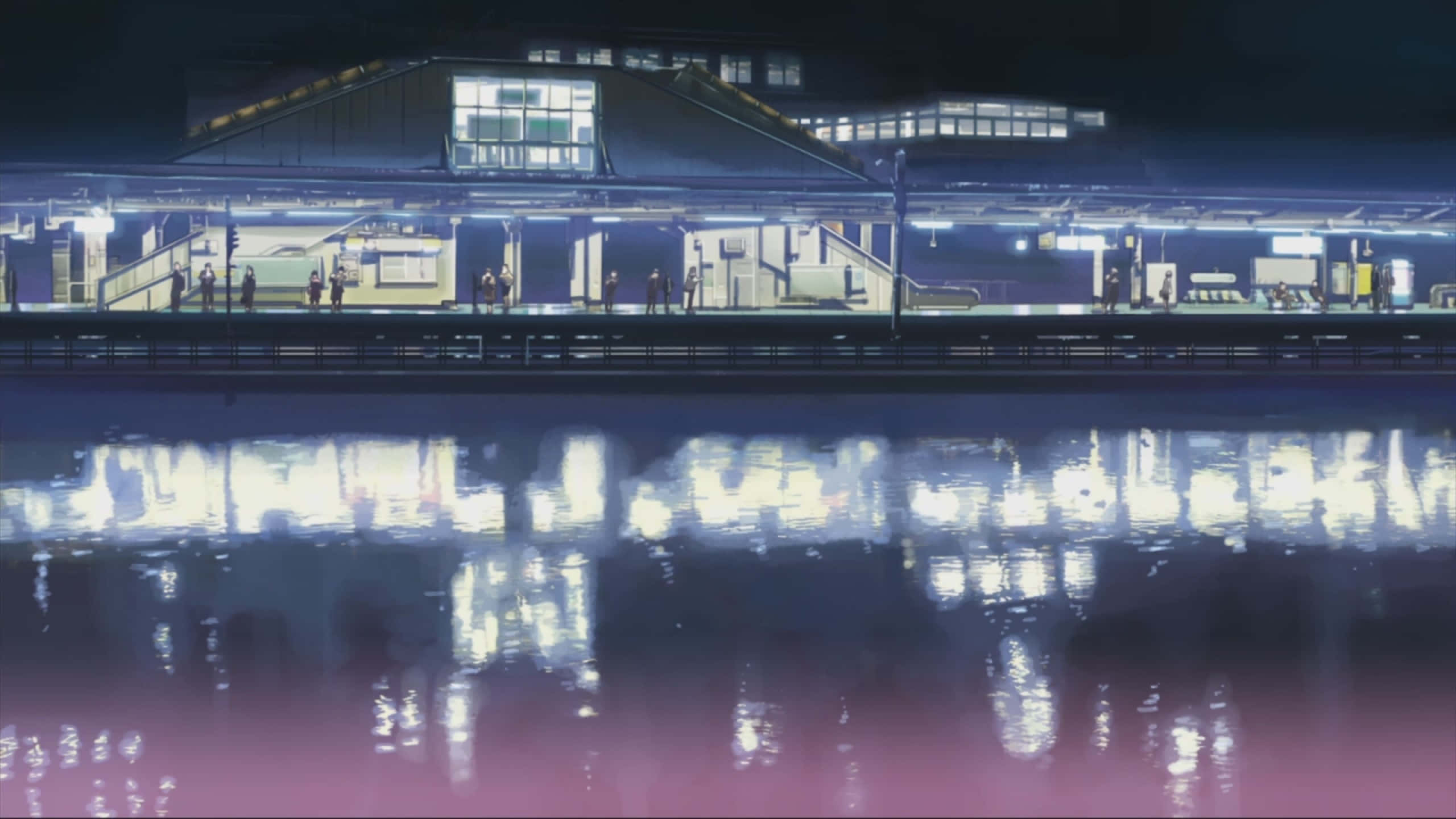 Makoto Shinkai 桌布 壁紙 — 寧靜的夜晚場景，火車站月台倒映在平靜的水面上，伴隨著發光的燈光和剪影人物。