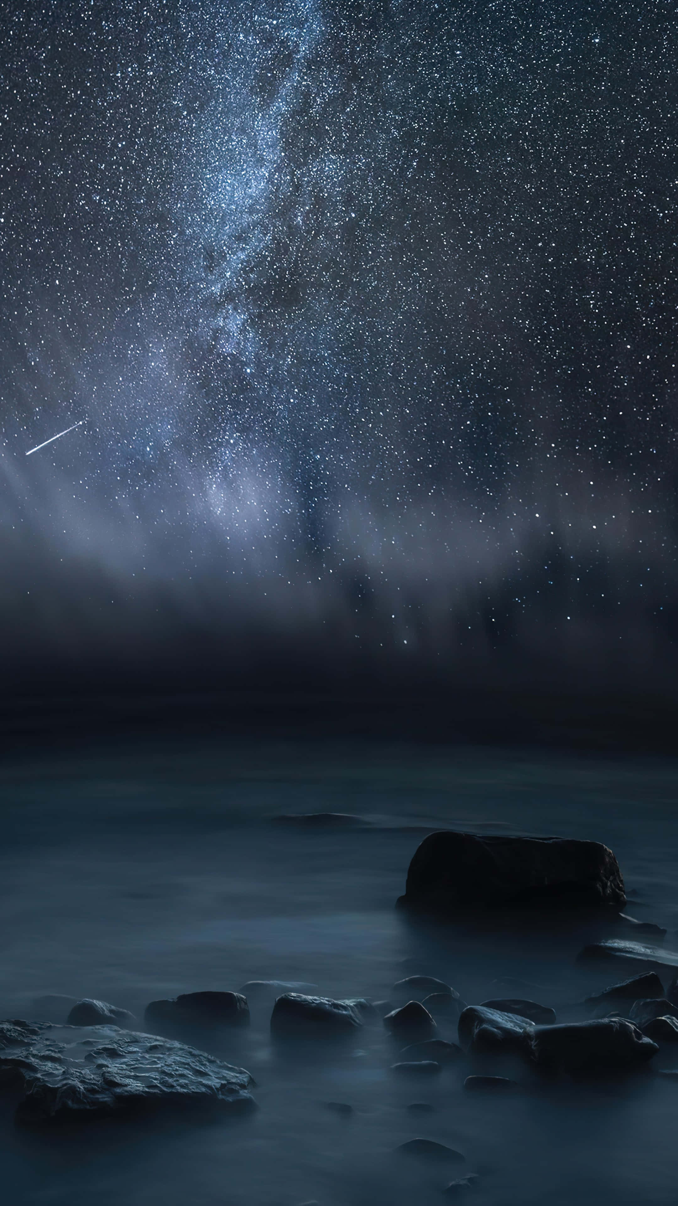 Nokia 桌布 壁紙 — 寧靜的夜景，星空和銀河拱起在霧氣瀰漫的海洋上，前景有深色岩石。