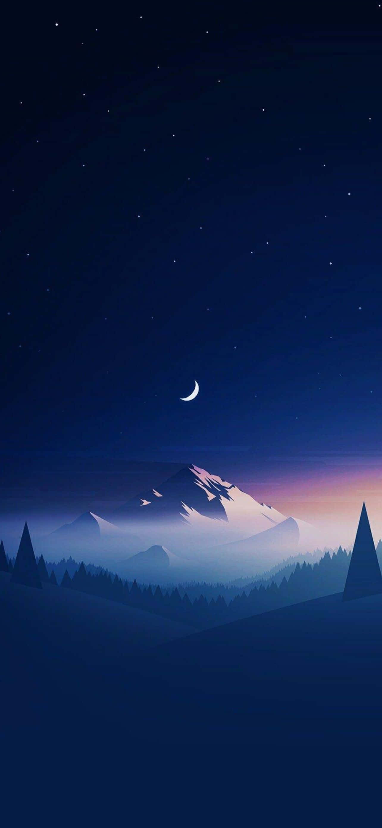 型格 iPhone 壁紙 桌布 壁紙 — 寧靜的夜景，深藍色天空下，新月和星星籠罩在霧氣繚繞的山巒和松樹之上。