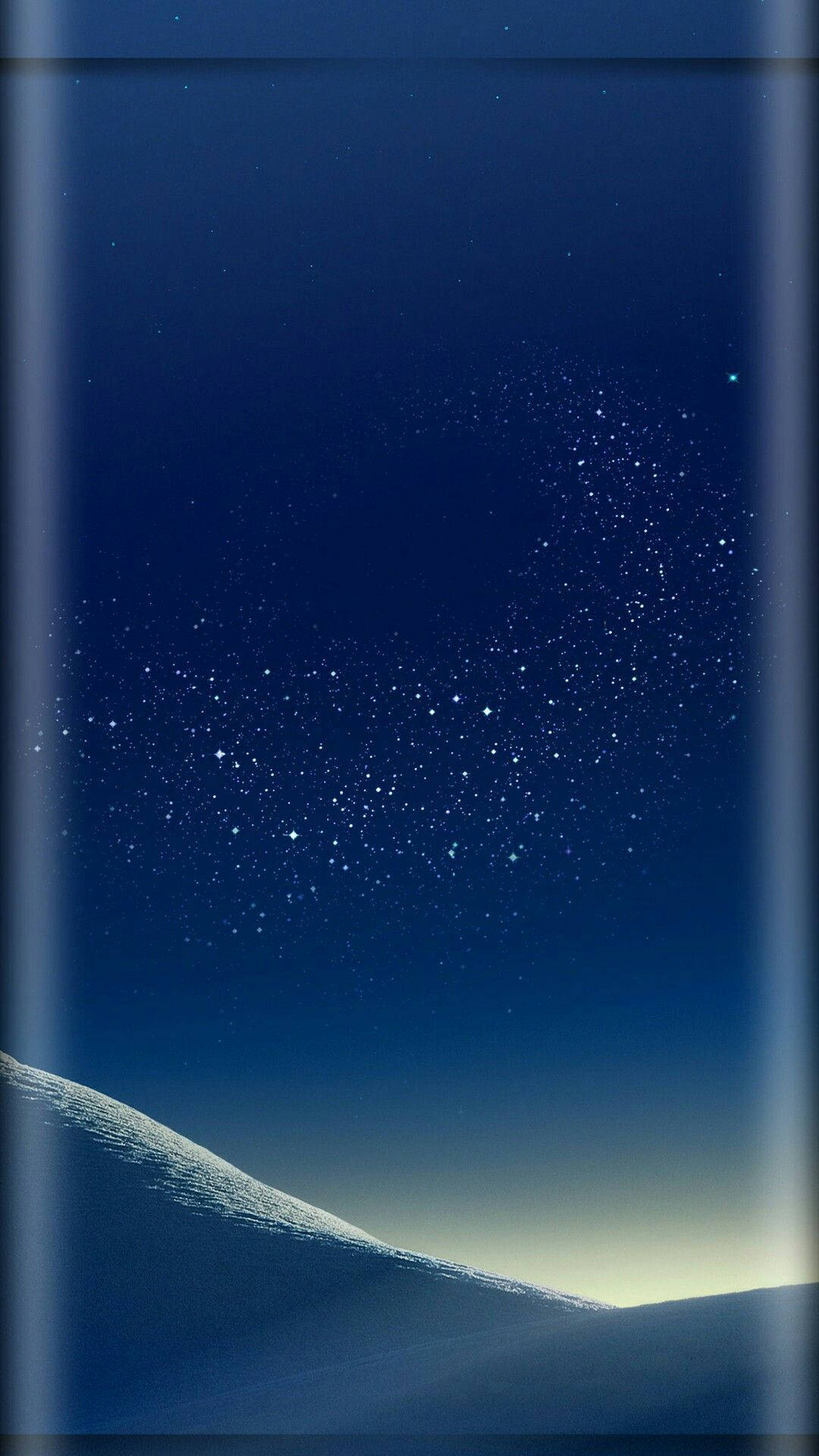 藍天 桌布 壁紙 — 寧靜的夜空，佈滿閃爍的星星，上方是柔和照亮的積雪山脊。