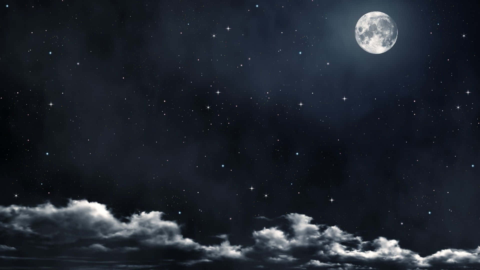 Midnight 桌布 壁紙 — 寧靜的夜空，佈滿閃爍的星星和一輪明亮的滿月，高懸在蓬鬆的雲層之上。