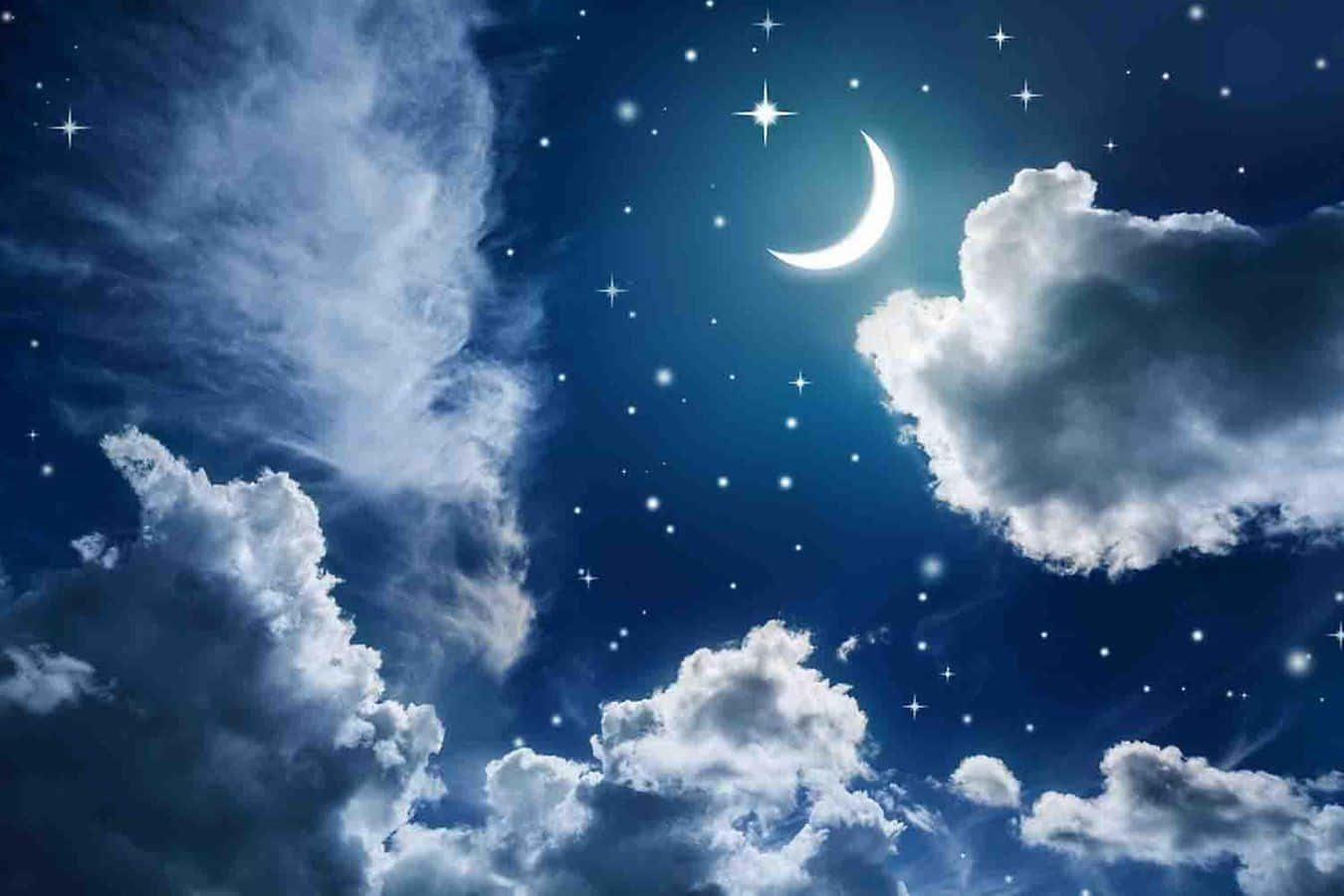 Moonlight 桌布 壁紙 — 寧靜的夜空，滿佈 fluffy 白色雲朵、發光的彎月，以及閃爍的星星，襯托著深藍色的背景。