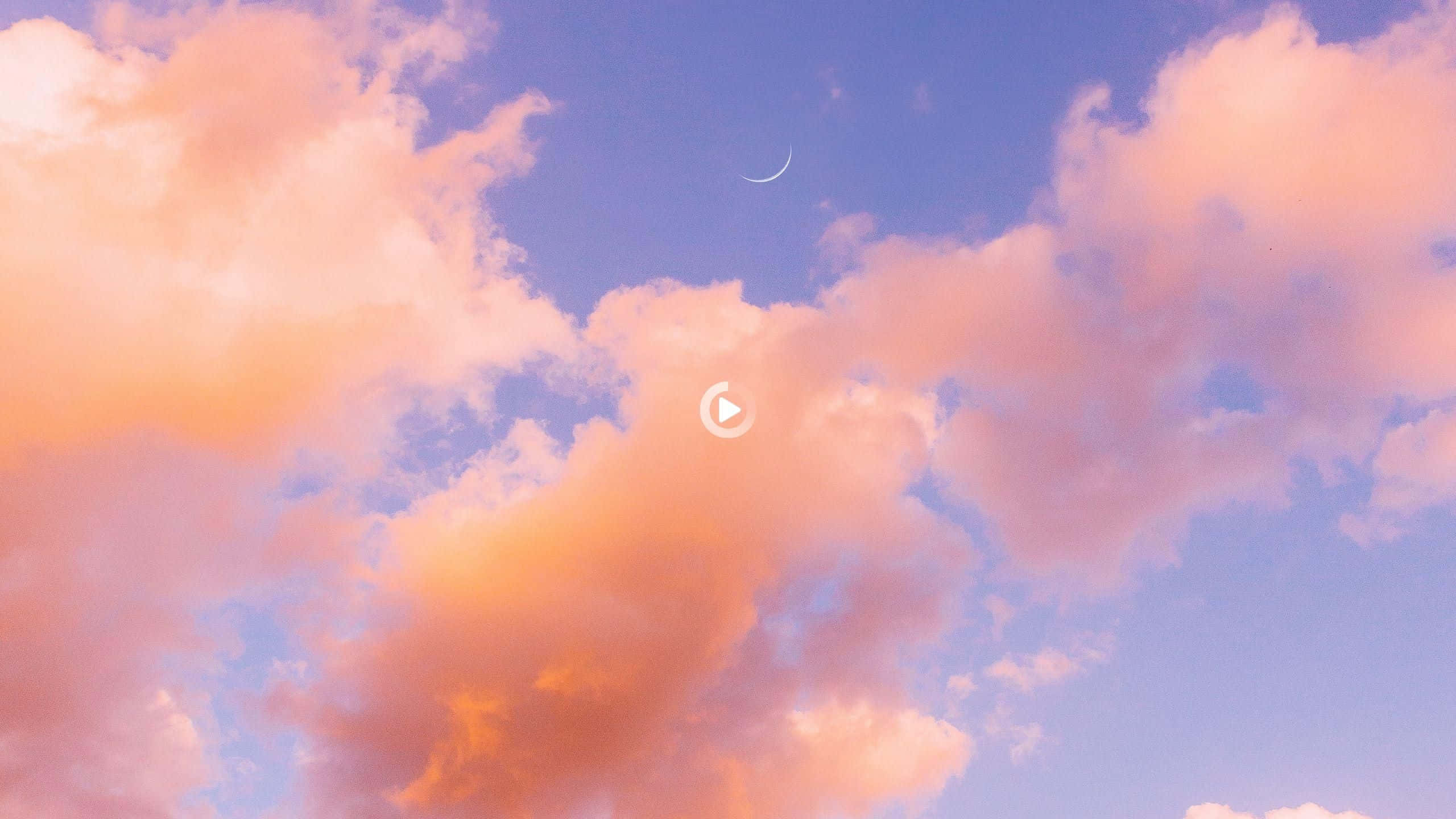 Aesthetic YouTube 桌布 壁紙 — 寧靜的天空，柔和的粉紅色和橙色雲彩繪在暮光藍色背景上，點綴著精緻的彎月。