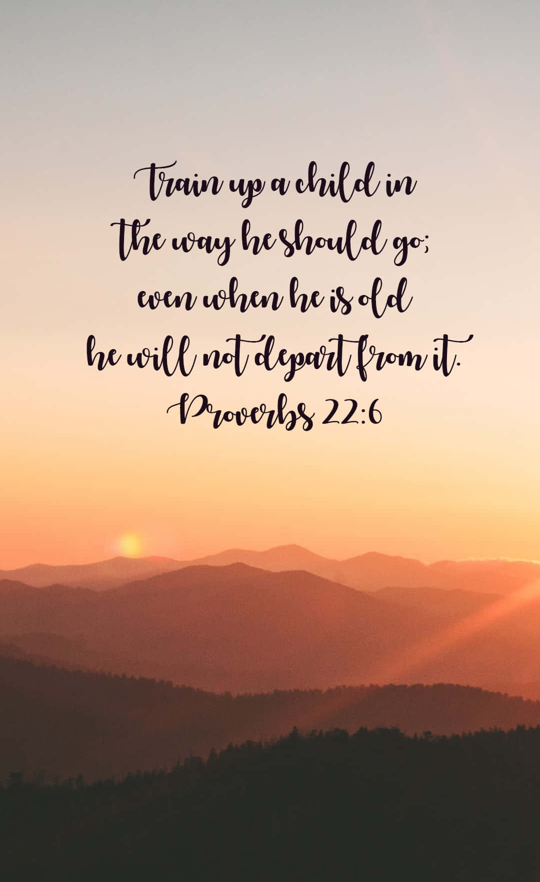 Cute Bible Verse 桌布 壁紙 — 寧靜的山景日落，帶有溫暖的橙色色調和層疊的山峰，上面覆蓋著優雅草書的勵志聖經經文箴言22:6。