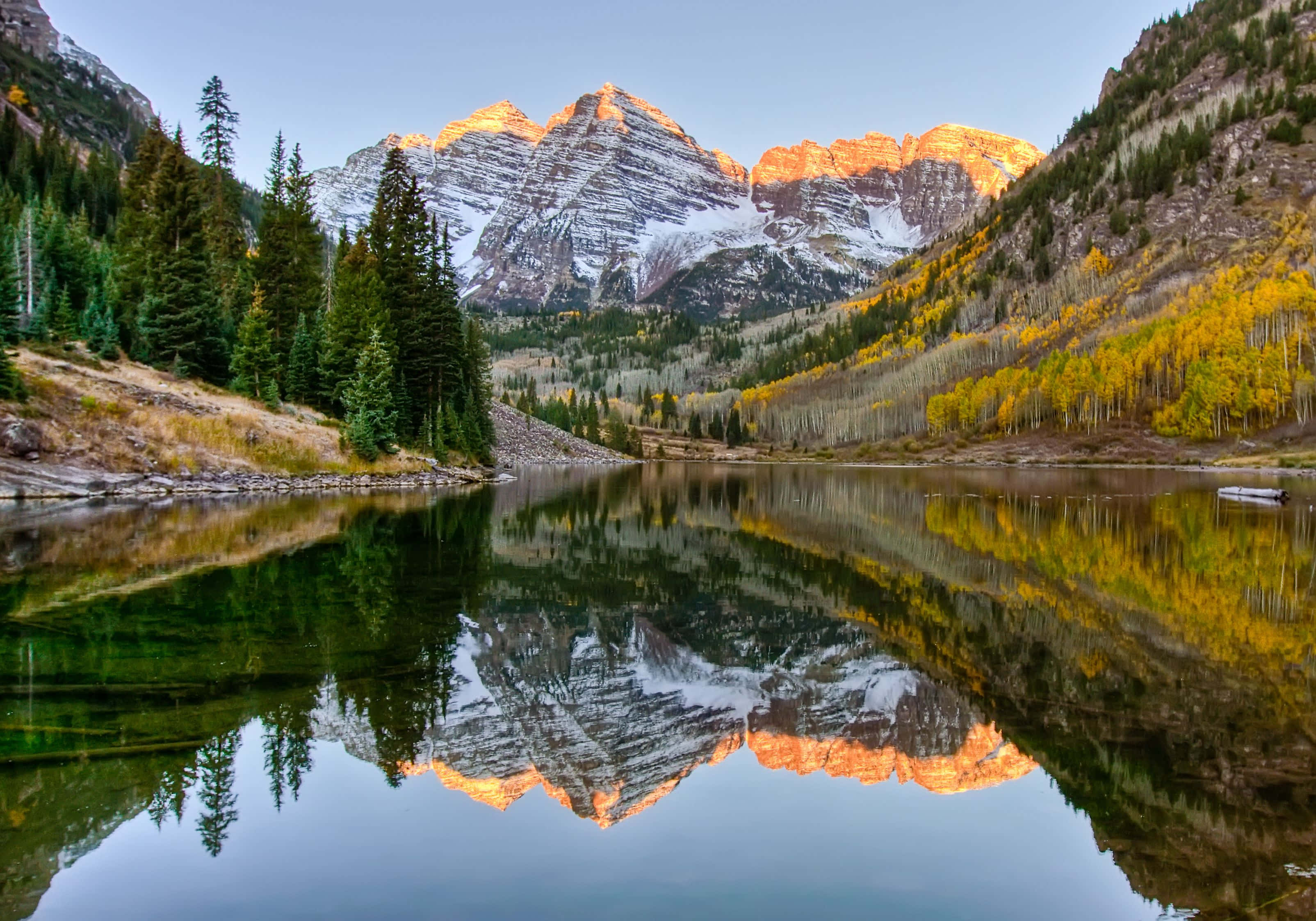 Colorado 桌布 壁紙 — 寧靜的山湖映照著白雪覆蓋的山峰和金色的白楊樹，天空晴朗。