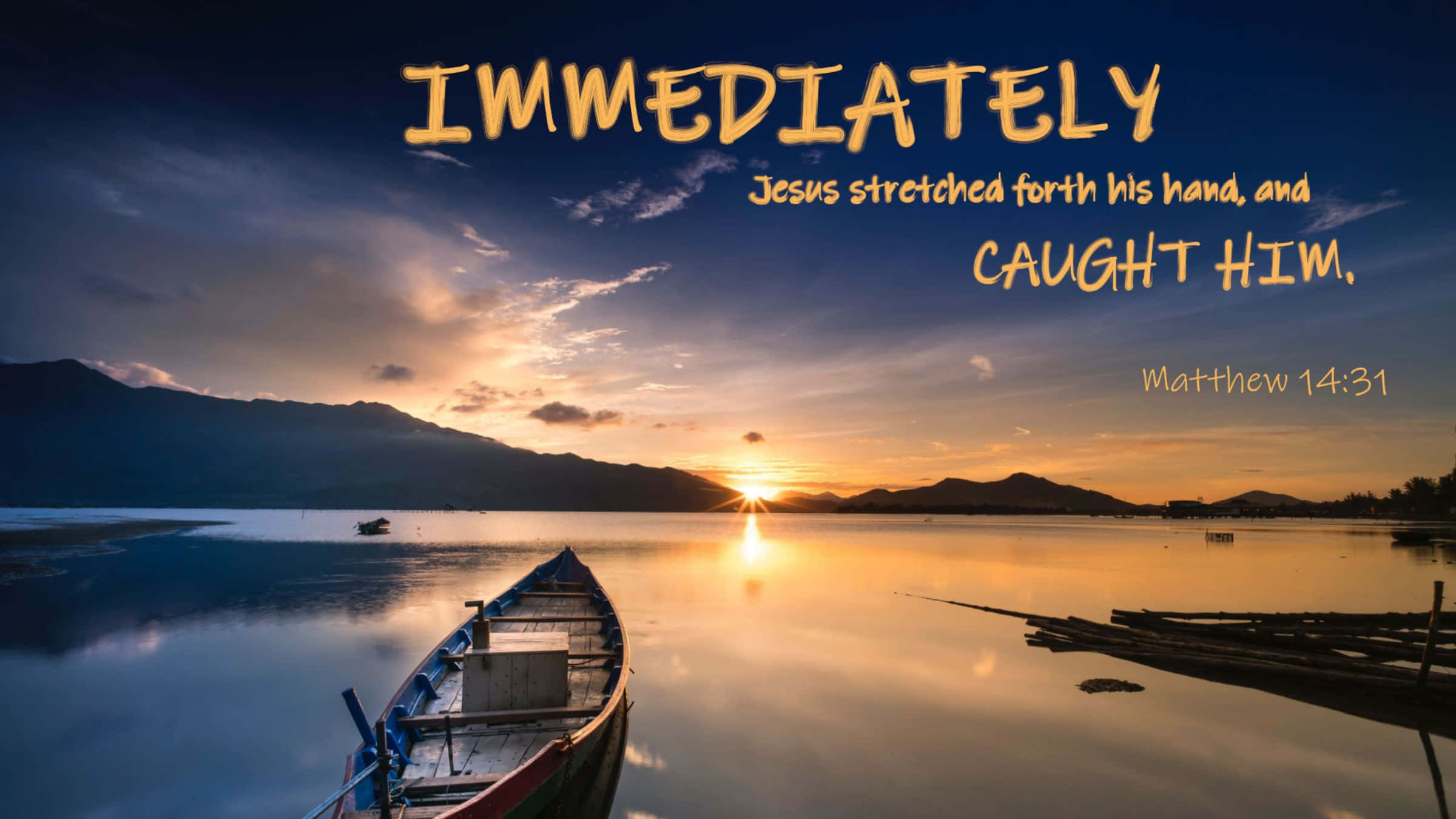 Bible Verse Desktop 桌布 壁紙 — 寧靜的日落，平靜的湖面上遠處有山，前景有一艘木船。