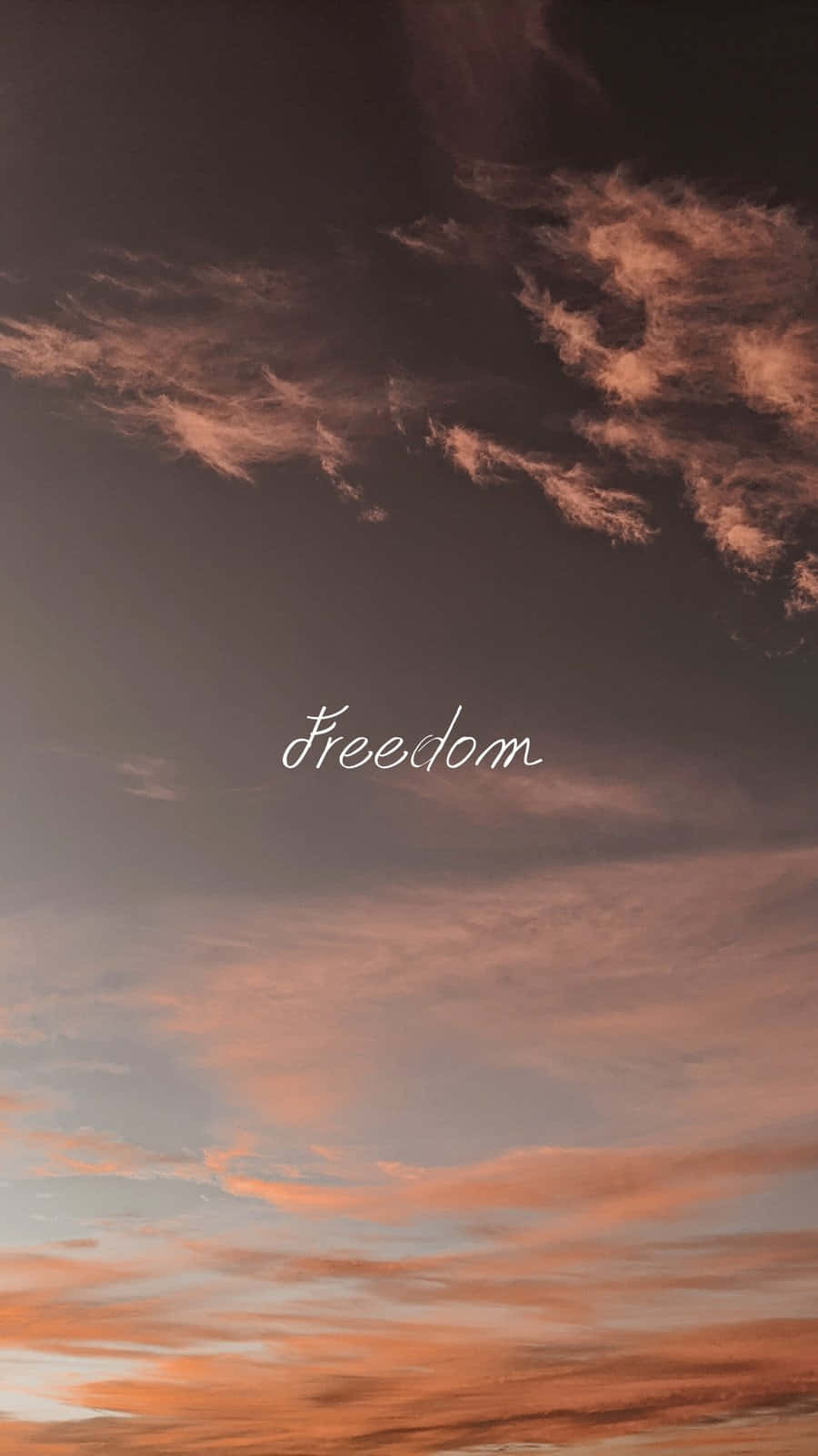 Freedom 桌布 壁紙 — 寧靜的日落天空，柔和的橙色和粉紅色雲彩映襯著深紫色背景，上面有優雅的白色字體「自由」。