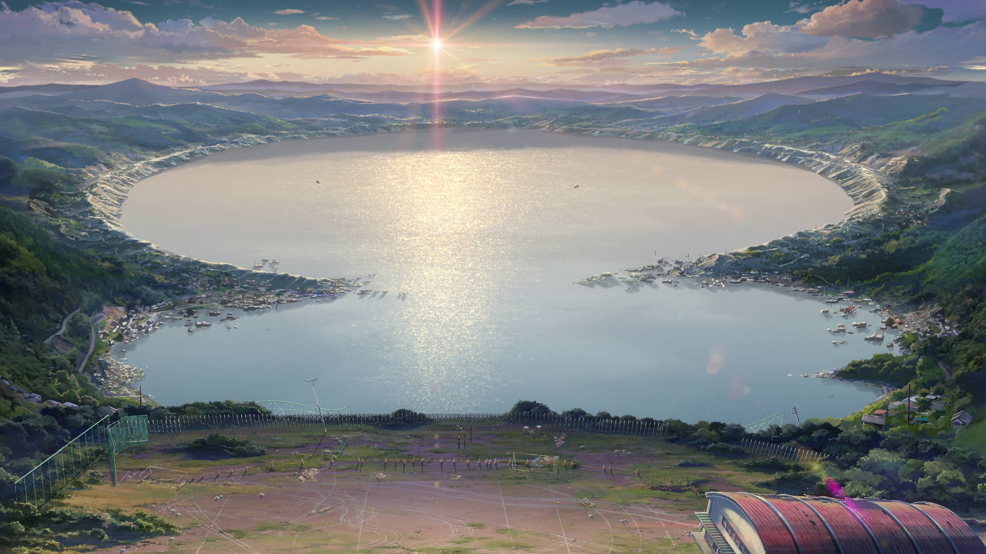 Makoto Shinkai 桌布 壁紙 — 寧靜的日落沐浴著一個巨大的圓形湖泊，湖泊坐落在翠綠的山巒中，水面上點綴著船隻，沿岸有一個小村莊。