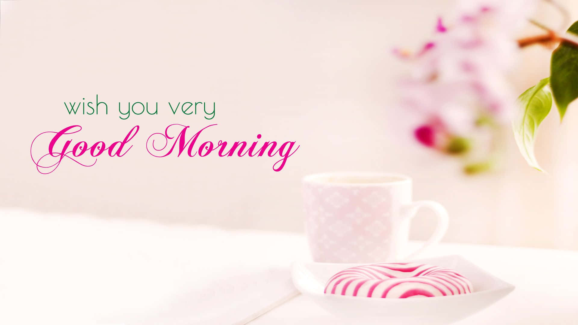 Good Morning 桌布 壁紙 — 寧靜的早晨場景，一杯咖啡和一個粉紅條紋甜甜圈，旁邊是柔和的粉紅蘭花和「早晨」問候語。
