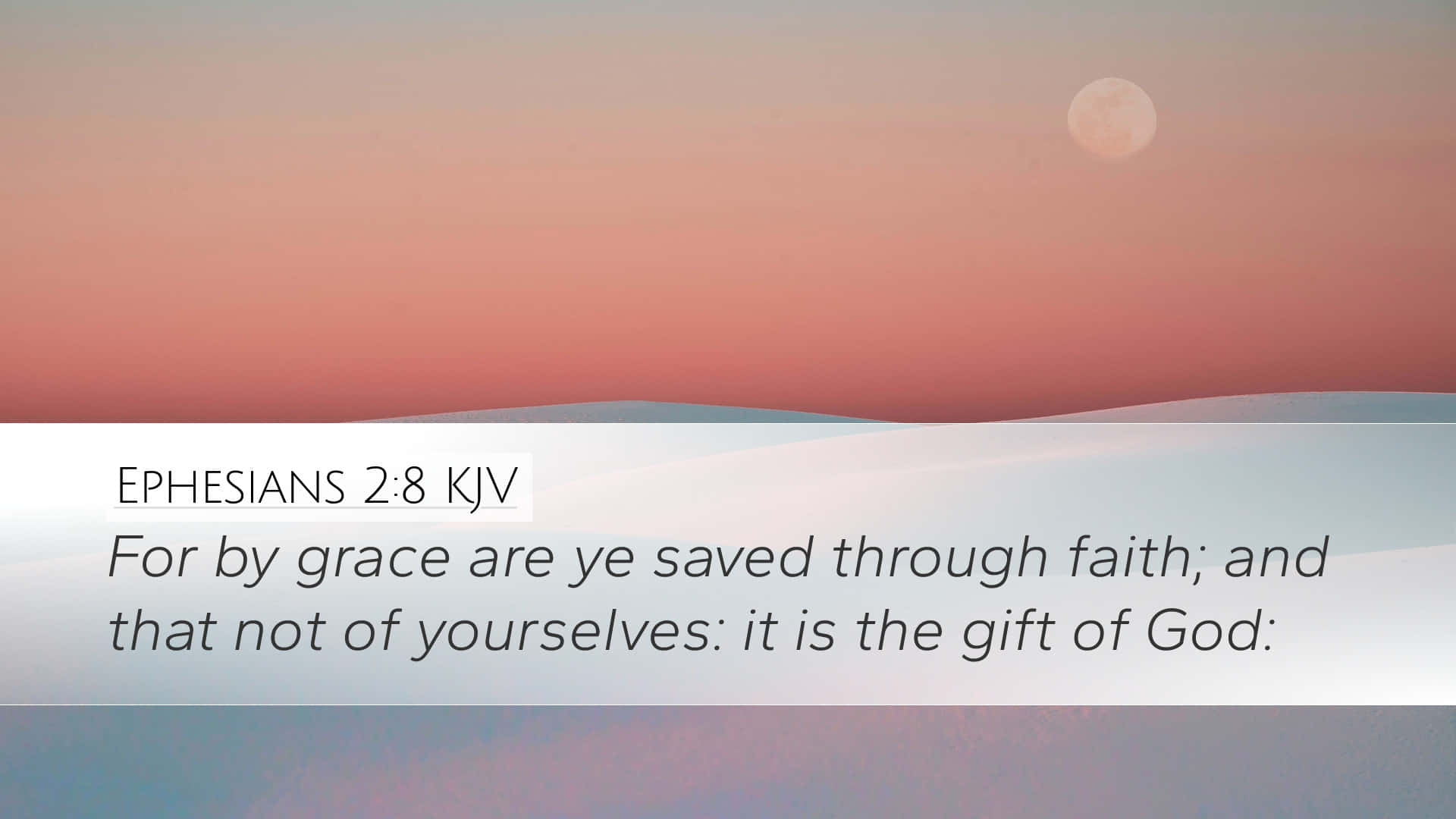 grace 桌布 壁紙 — 寧靜的暮色天空，一輪滿月懸掛在溫柔的雪覆沙丘之上，並疊加了一句聖經經文。