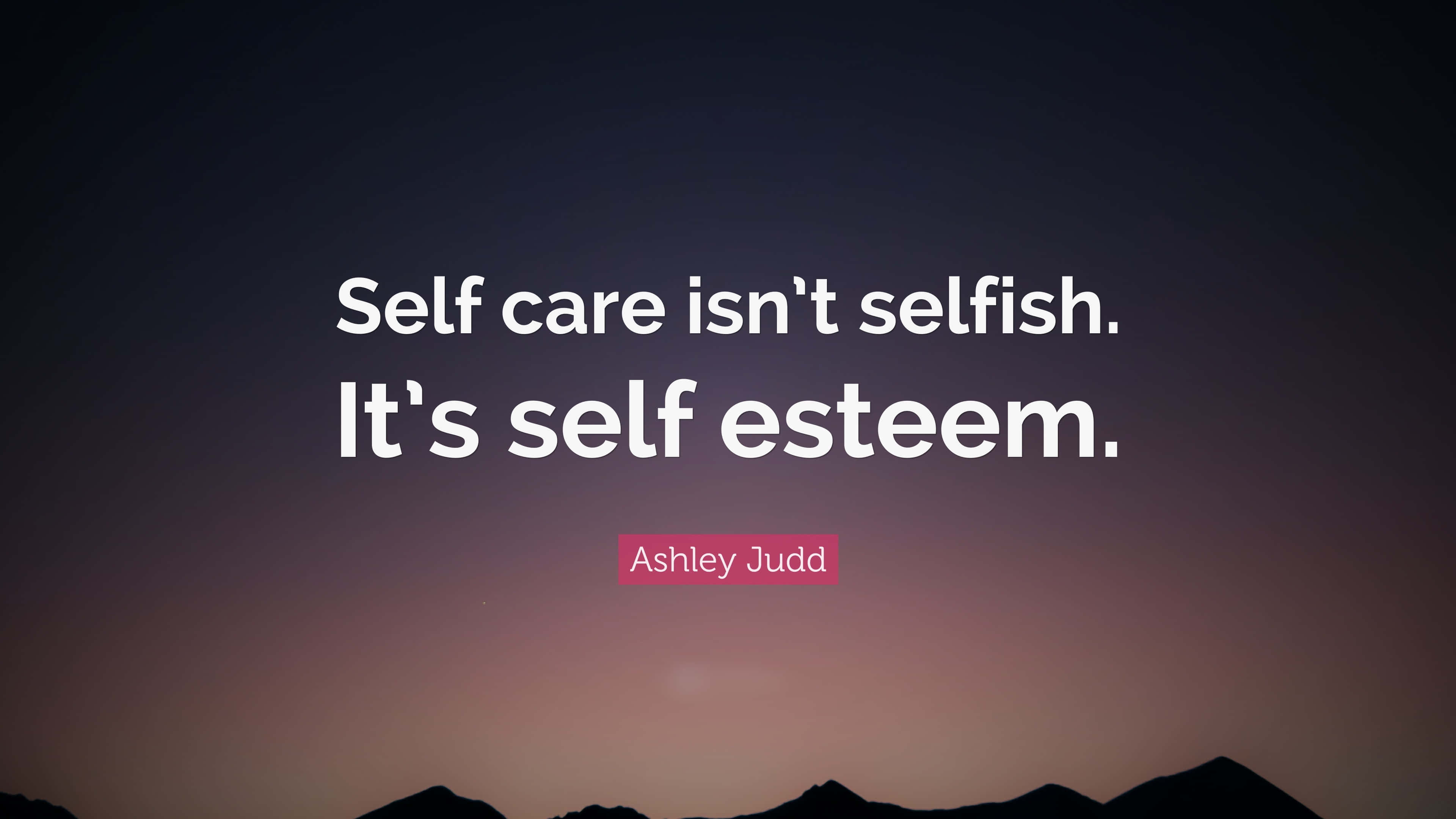Self Care 桌布 壁紙 — 寧靜的暮色天空，山巒剪影，白色文字中關於自我照顧的引言。
