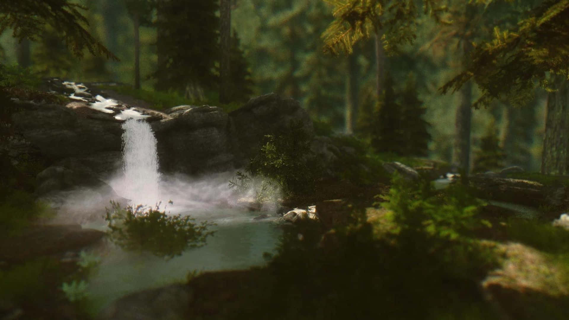 Skyrim Falkreath 桌布 壁紙 — 寧靜的森林瀑布流過長滿苔蘚的岩石，落入被高大常青樹環繞的霧氣瀰漫的水潭中。