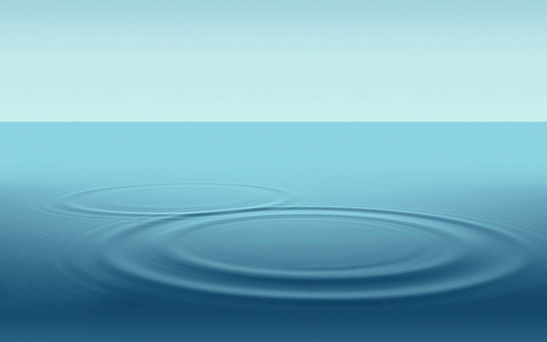 在柔和光線下，漣漪在平靜的藍色水面上擴散。