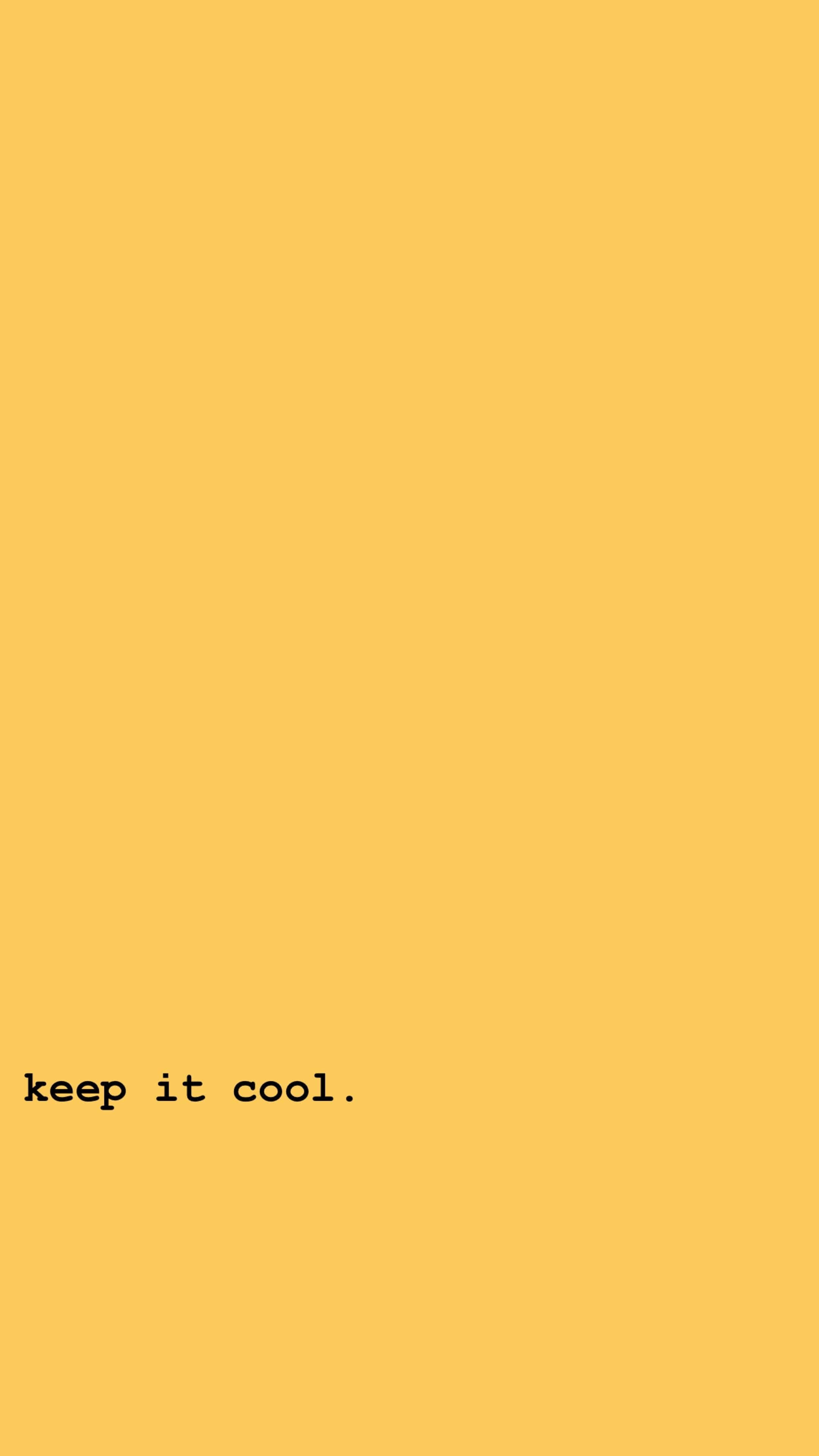 寧靜的淡黃色背景 壁紙 — 簡約黃色背景，中央黑色文字寫著 keep it cool