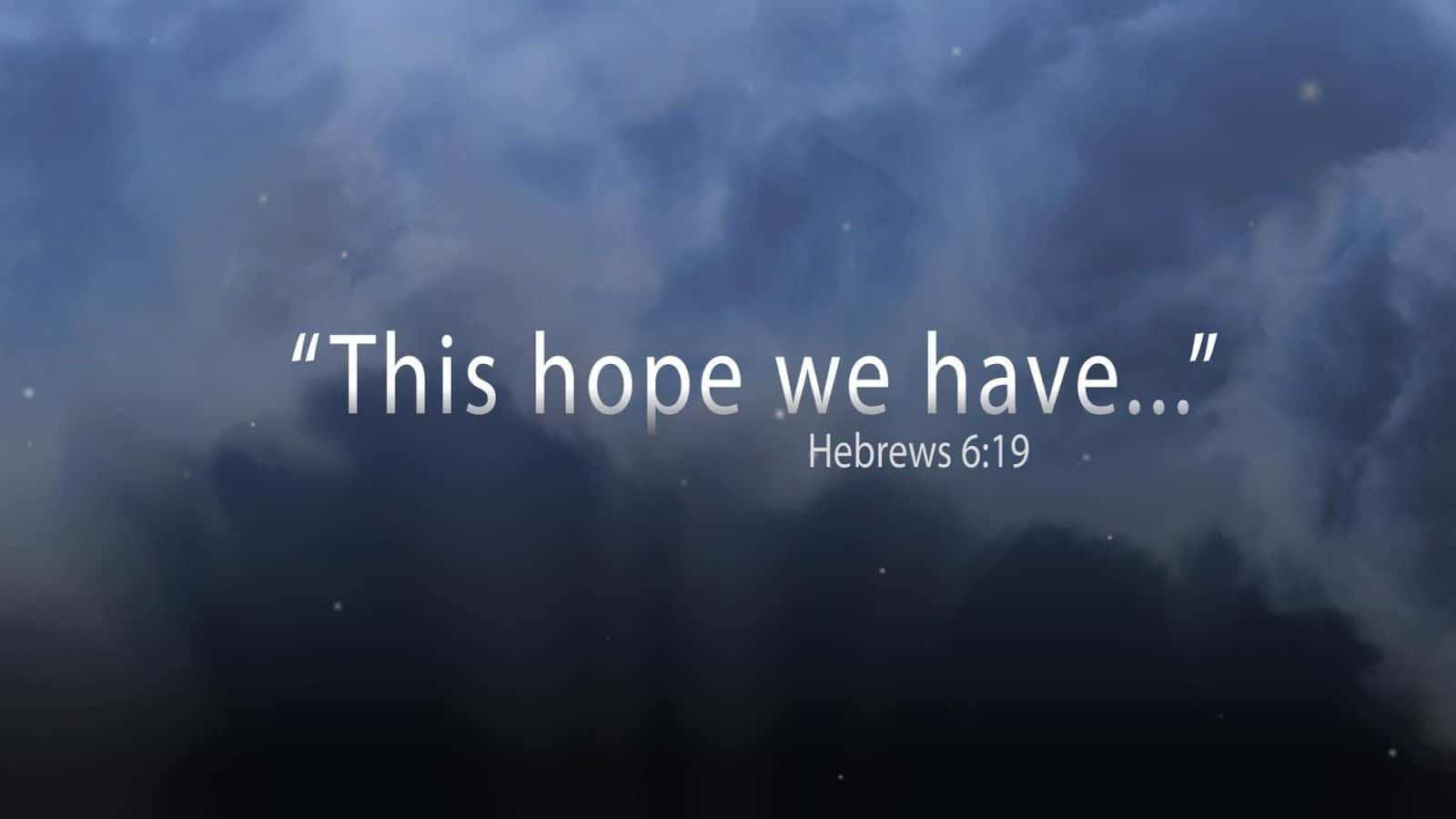 Theology 桌布 壁紙 — 寧靜的深藍色多雲天空，有微弱的星星和引用希伯來書6:19的白色文字。